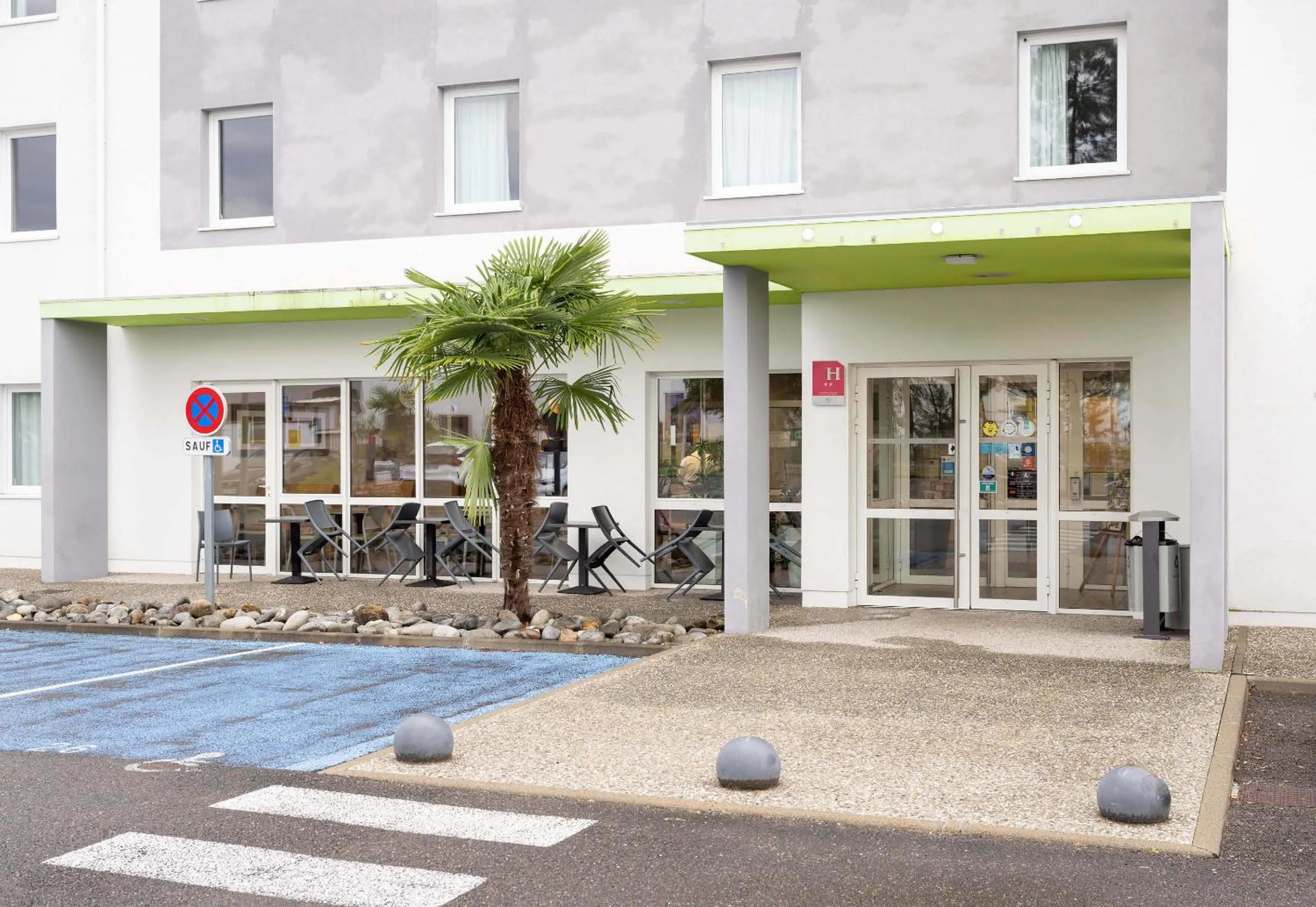 Facade/entrance in B&B HOTEL Mont-de-Marsan