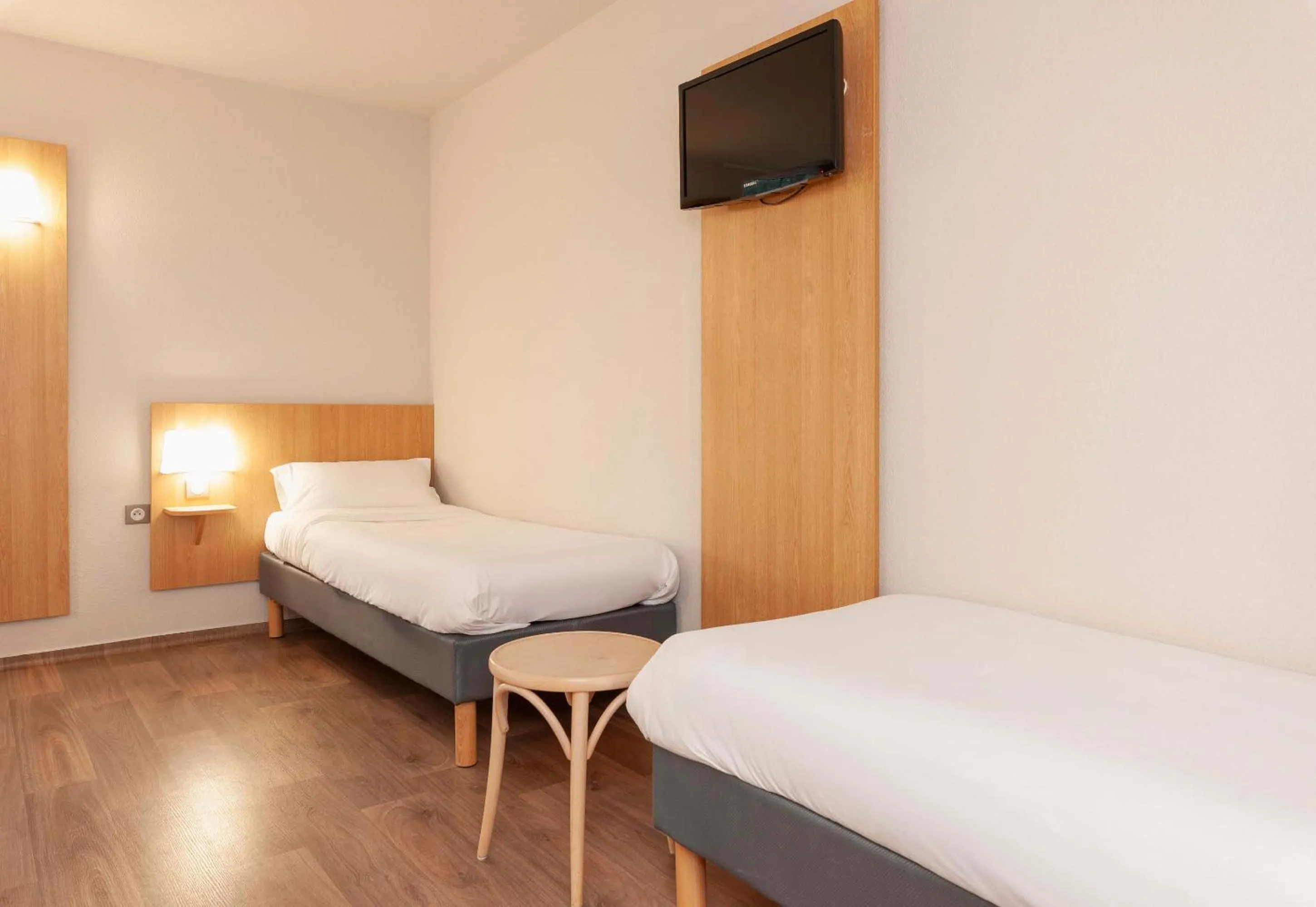 Bedroom, Bed in B&B HOTEL Mont-de-Marsan