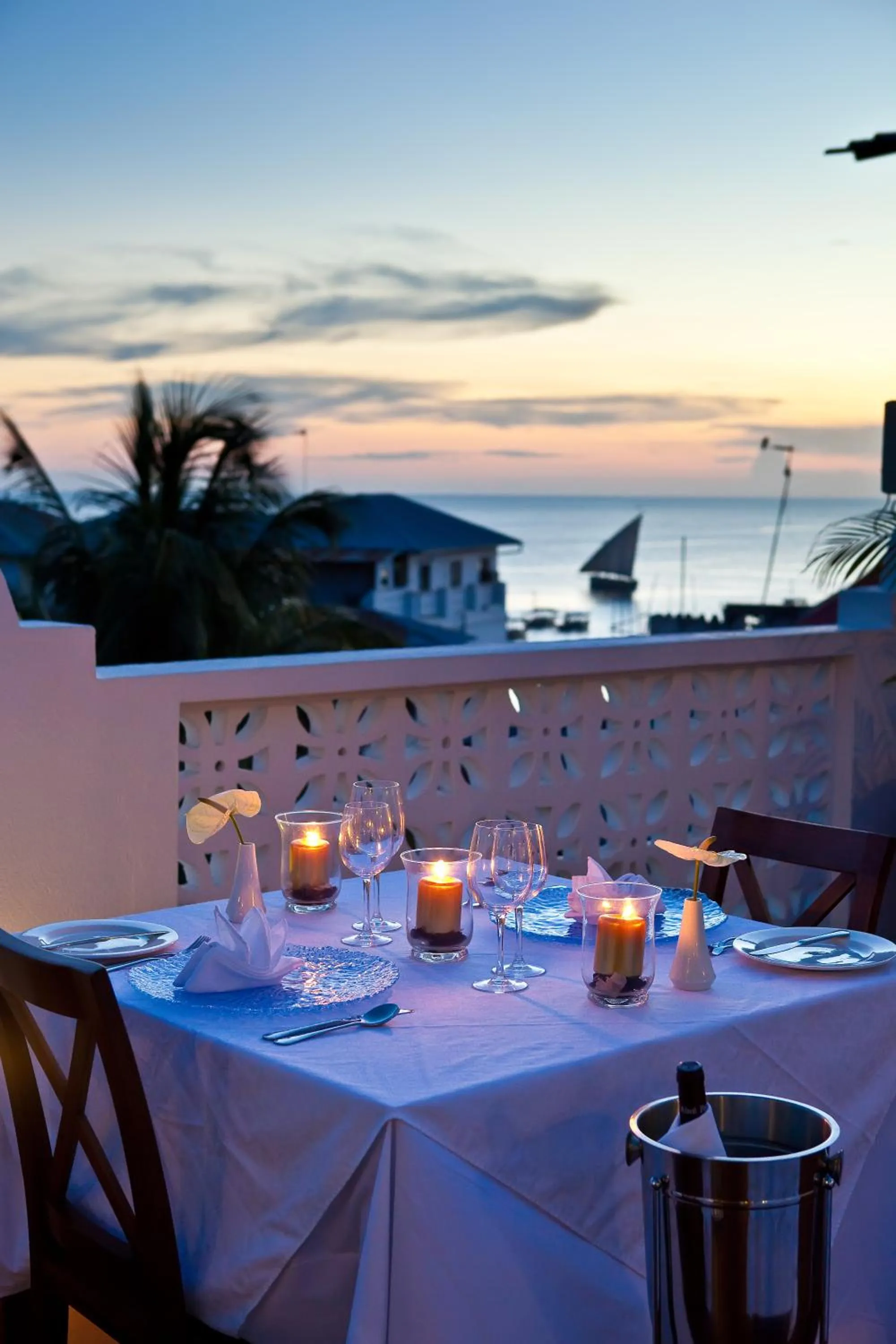 Restaurant/places to eat in Kisiwa House