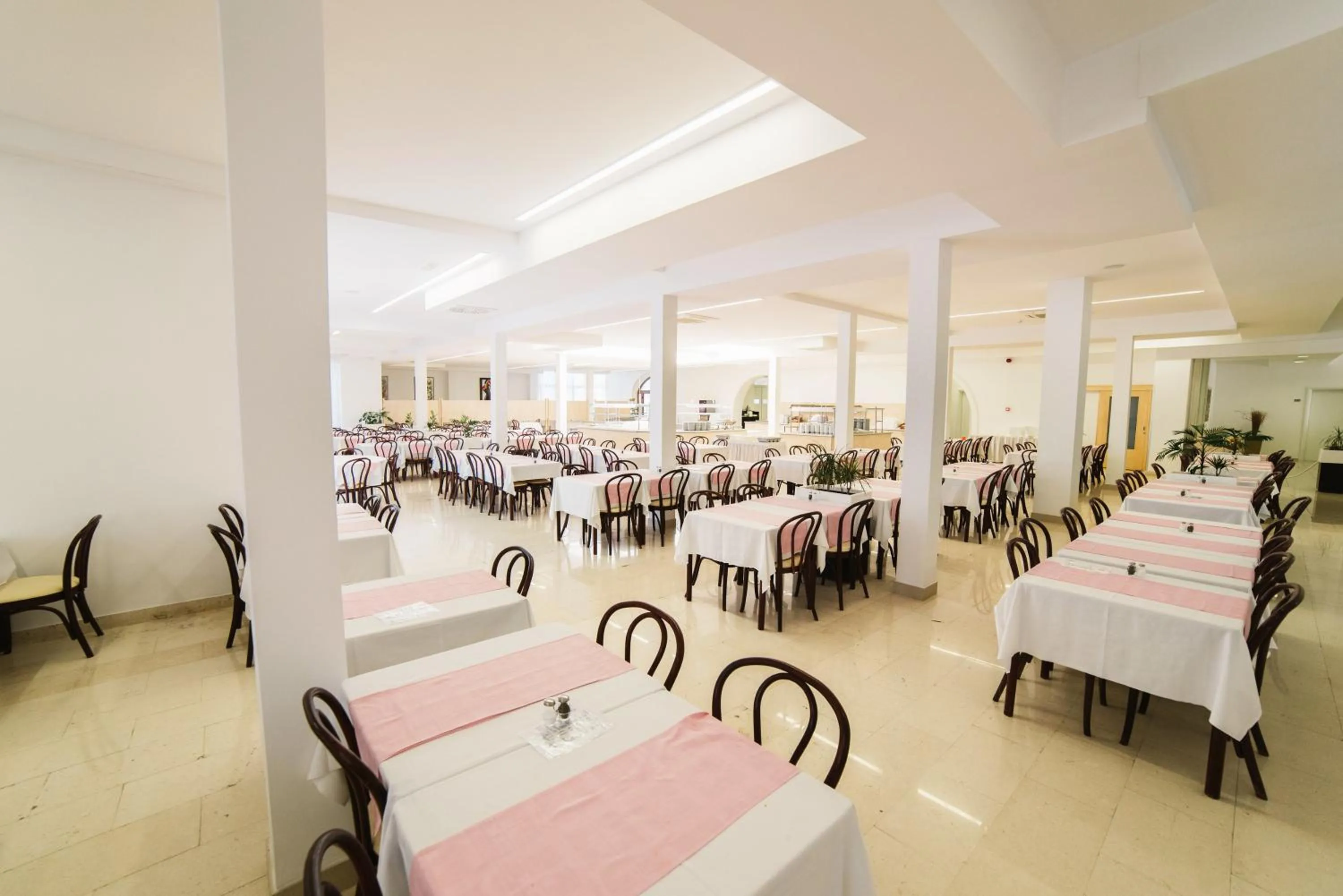 Restaurant/places to eat in Hotel Slaven