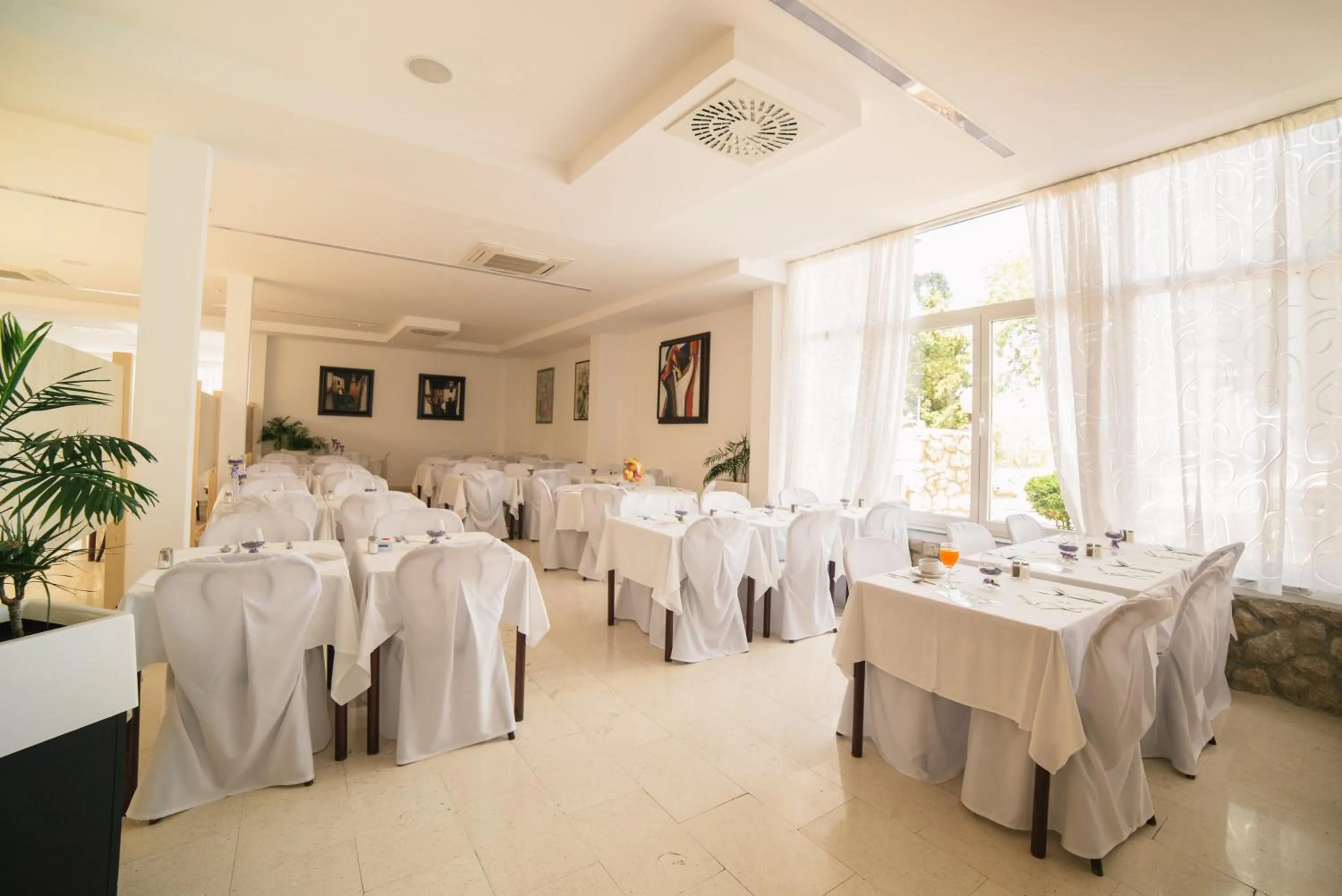 Restaurant/places to eat in Hotel Slaven