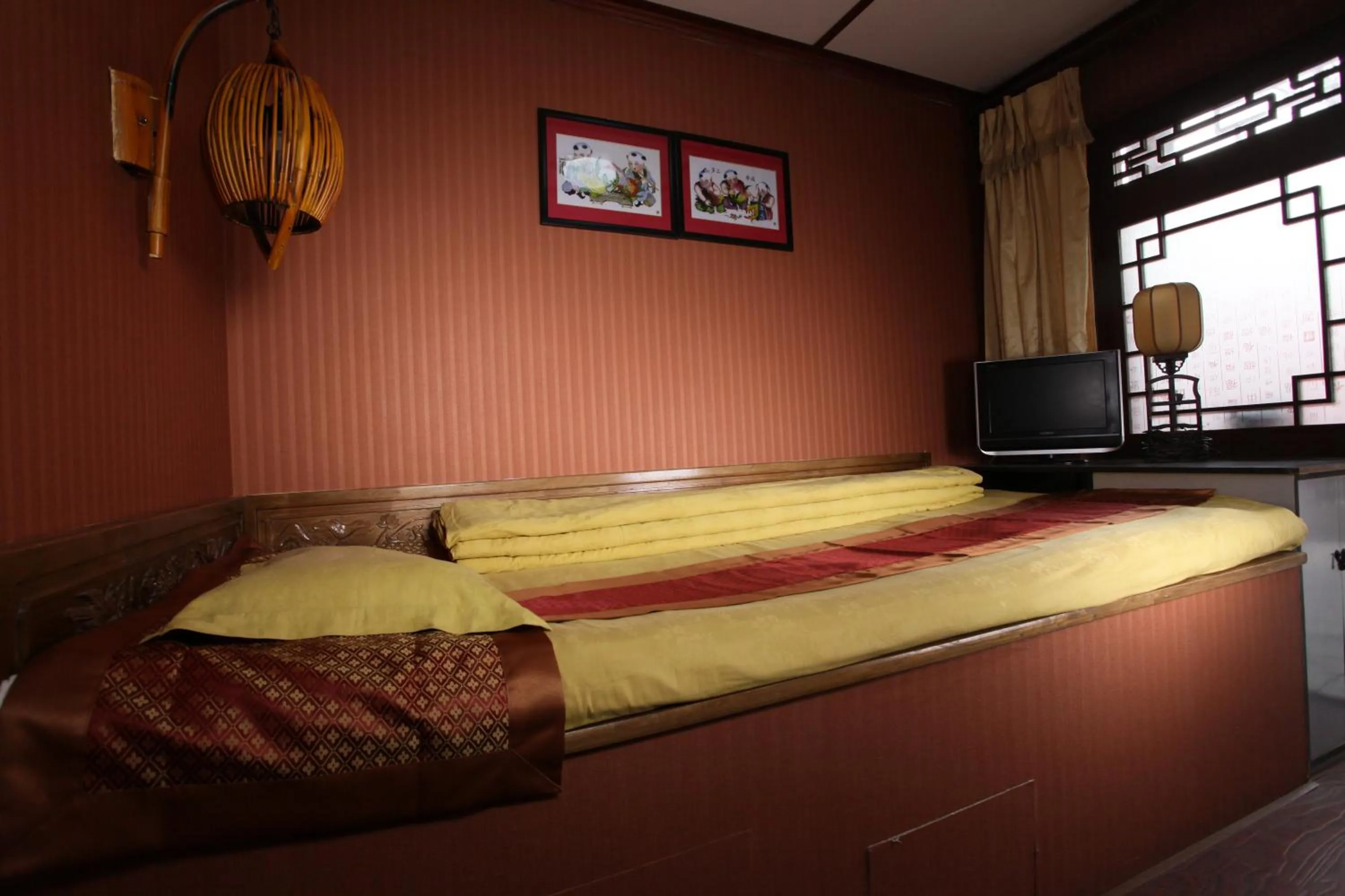 Bed, TV/Entertainment Center in Citycourt Hotel