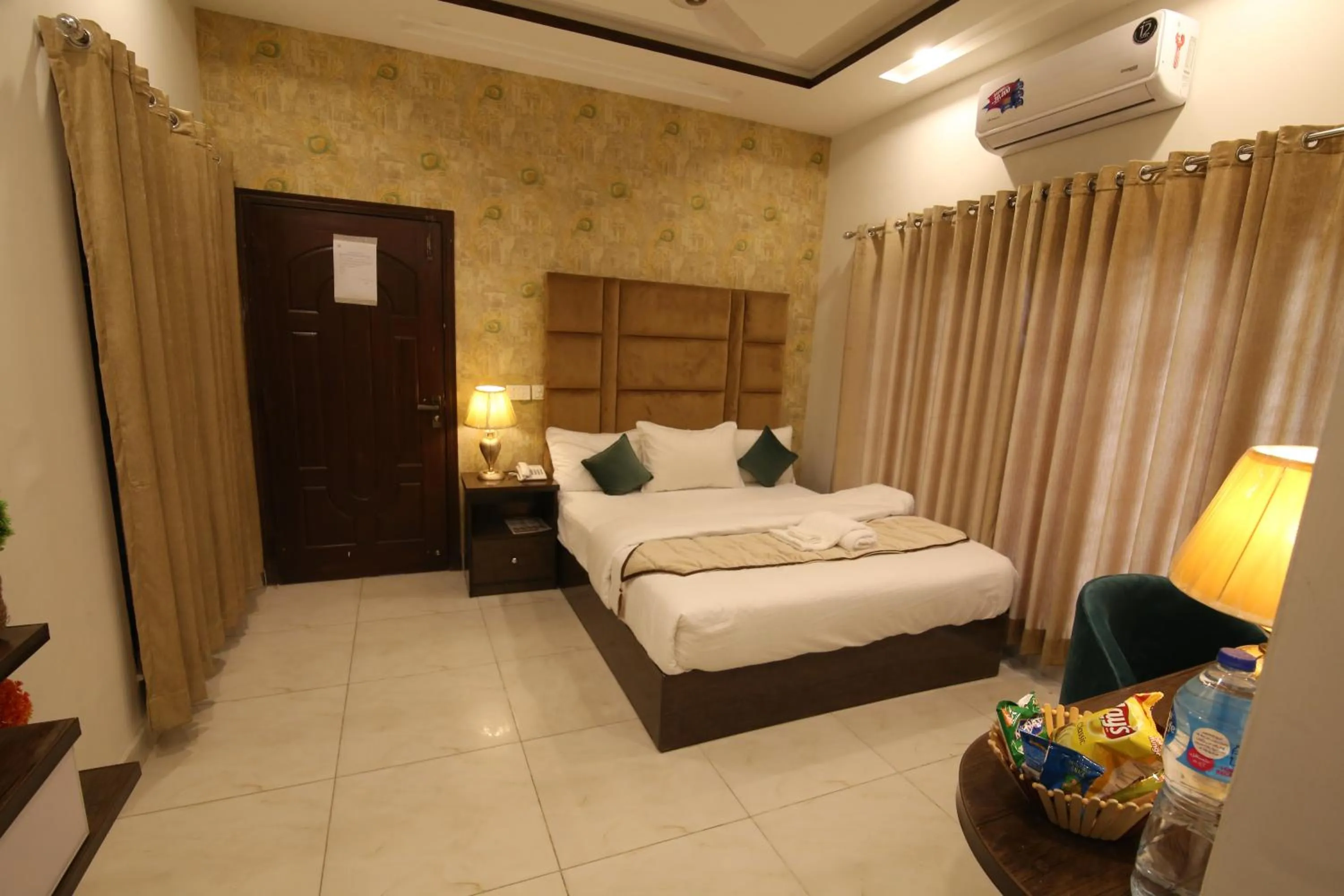 Bed in Cuzzy Inn Hotel