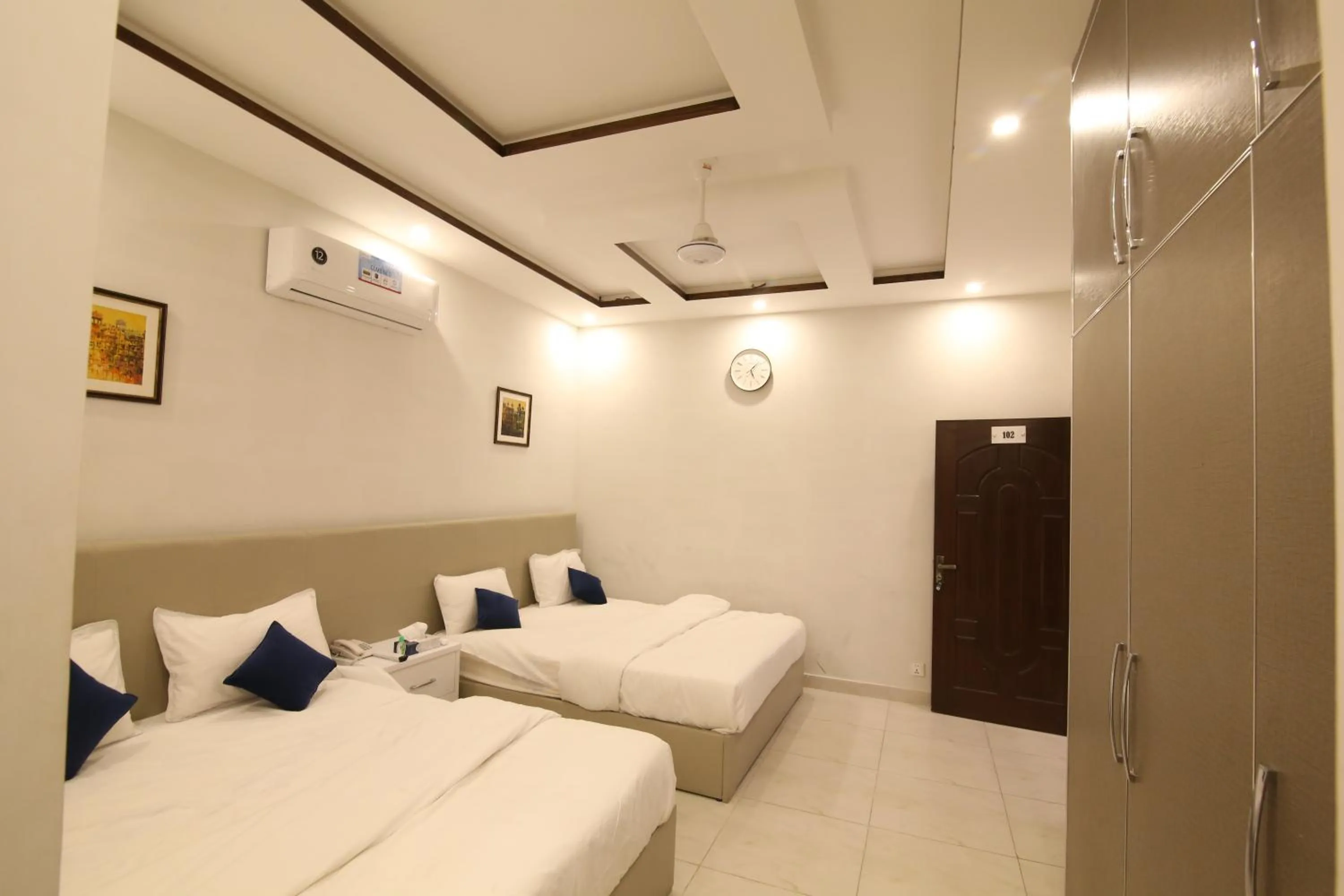 Bed in Cuzzy Inn Hotel