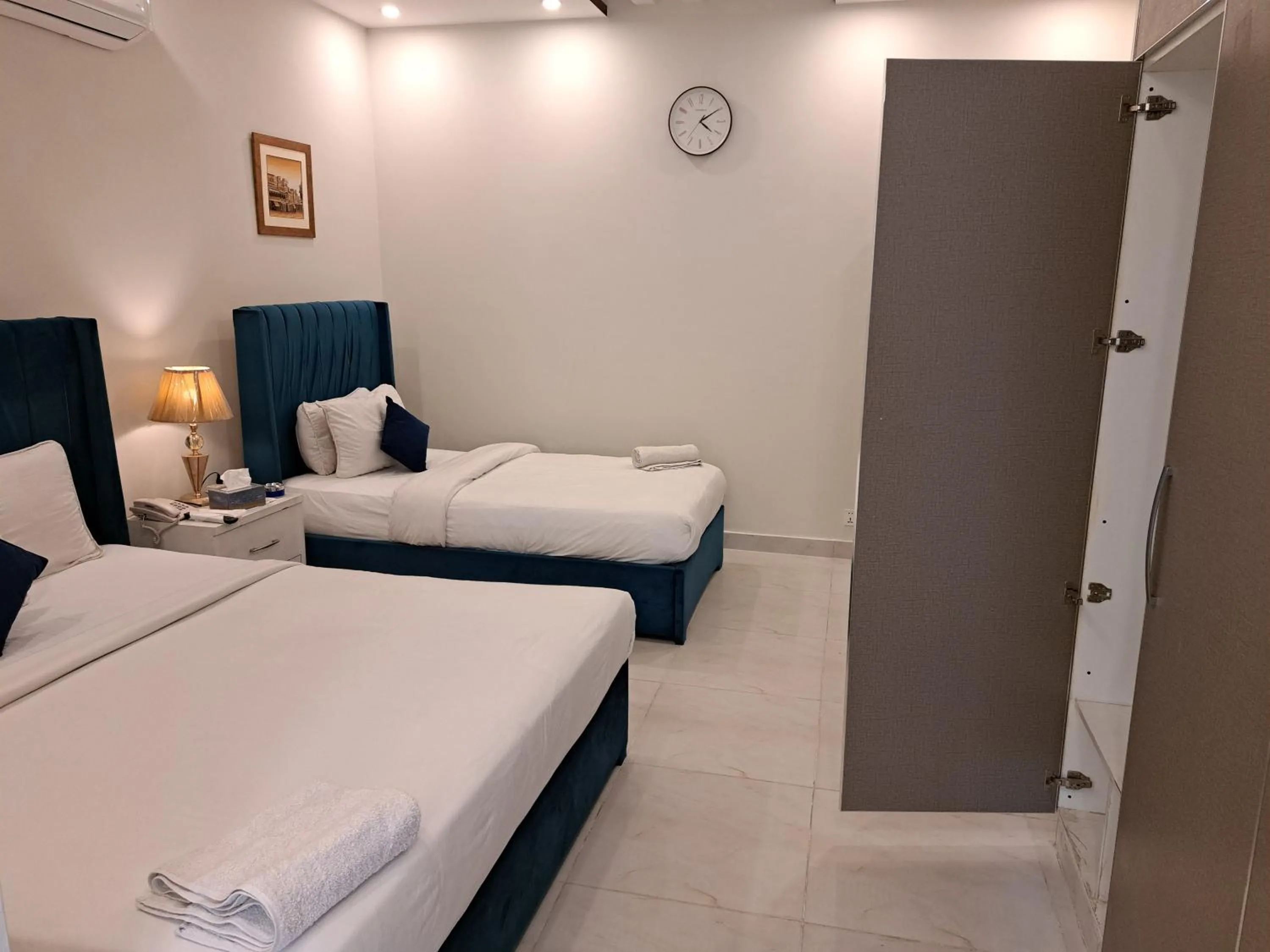 Bed in Cuzzy Inn Hotel