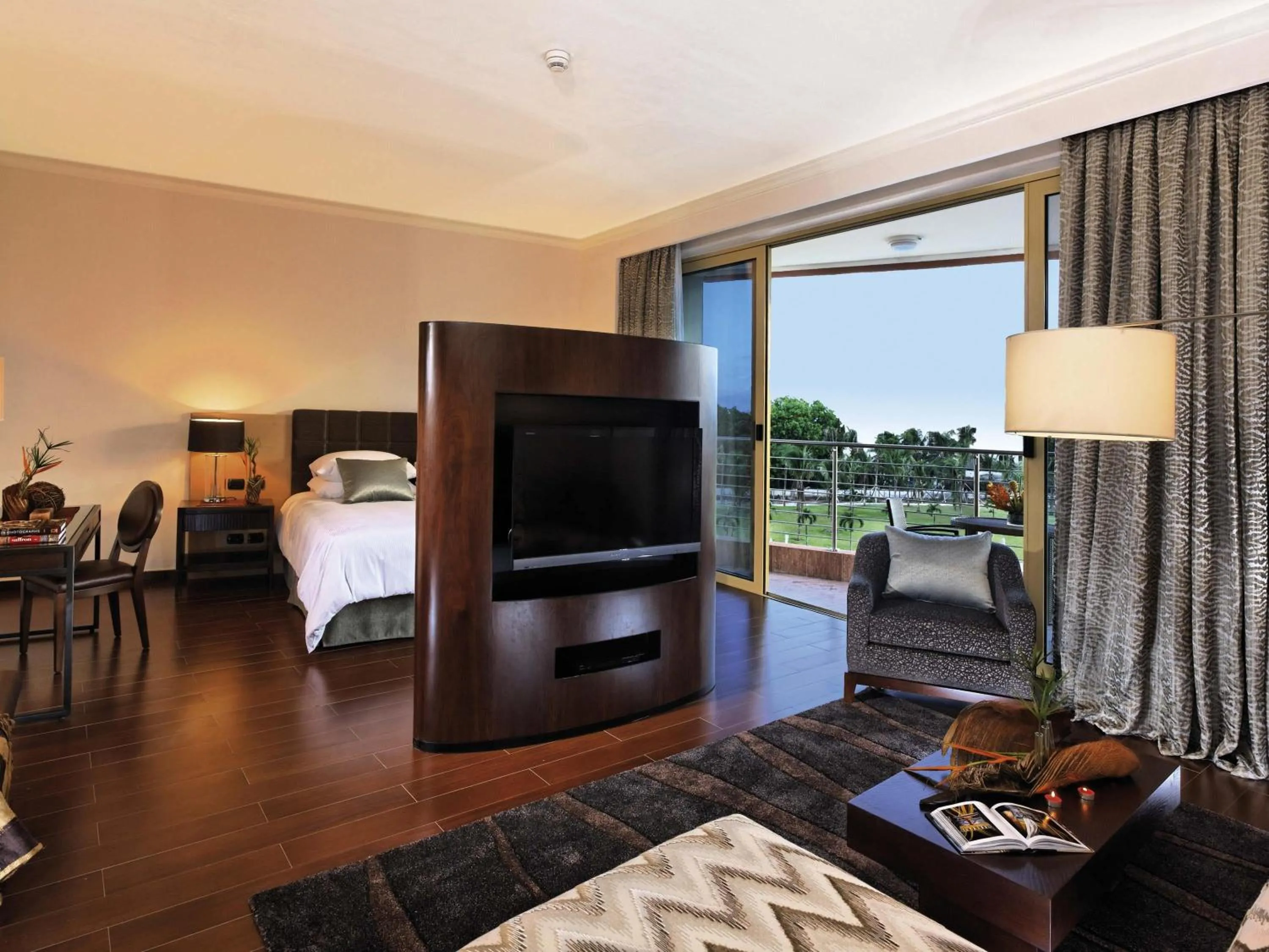 Bedroom, Bed in Mövenpick Ambassador Hotel Accra