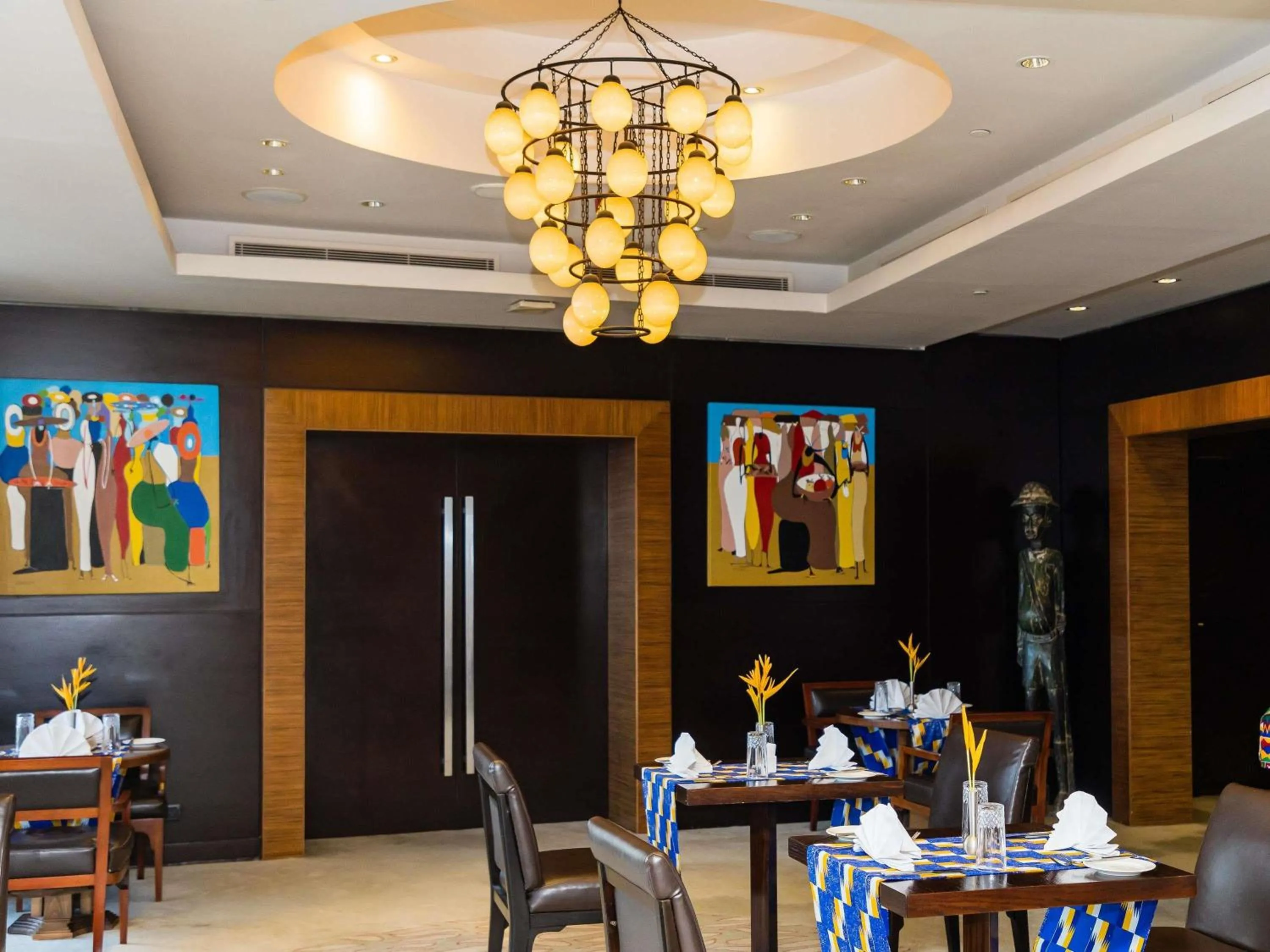 Lounge or bar in Mövenpick Ambassador Hotel Accra