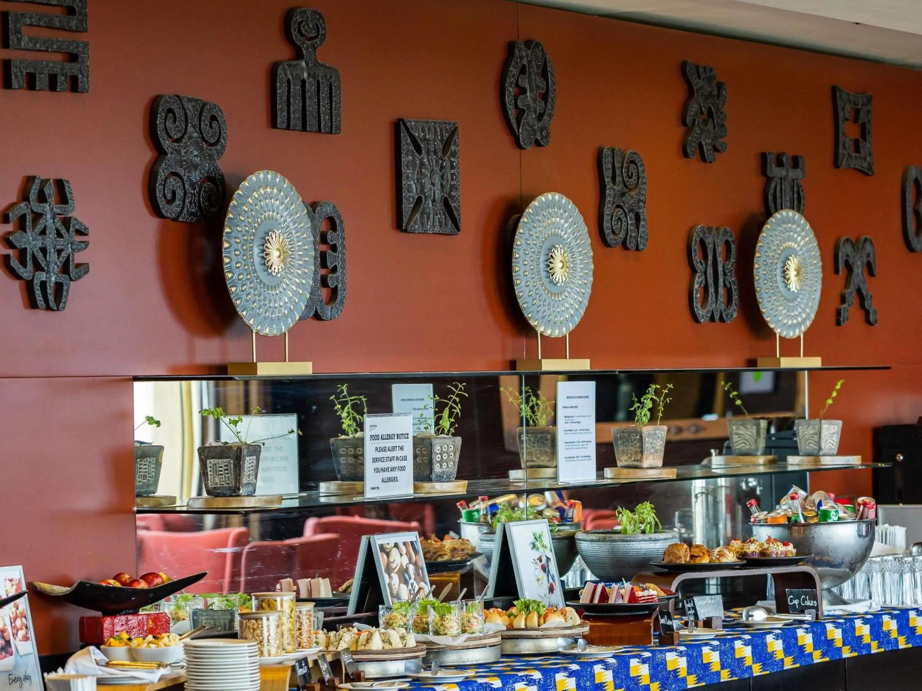 Lounge or bar in Mövenpick Ambassador Hotel Accra