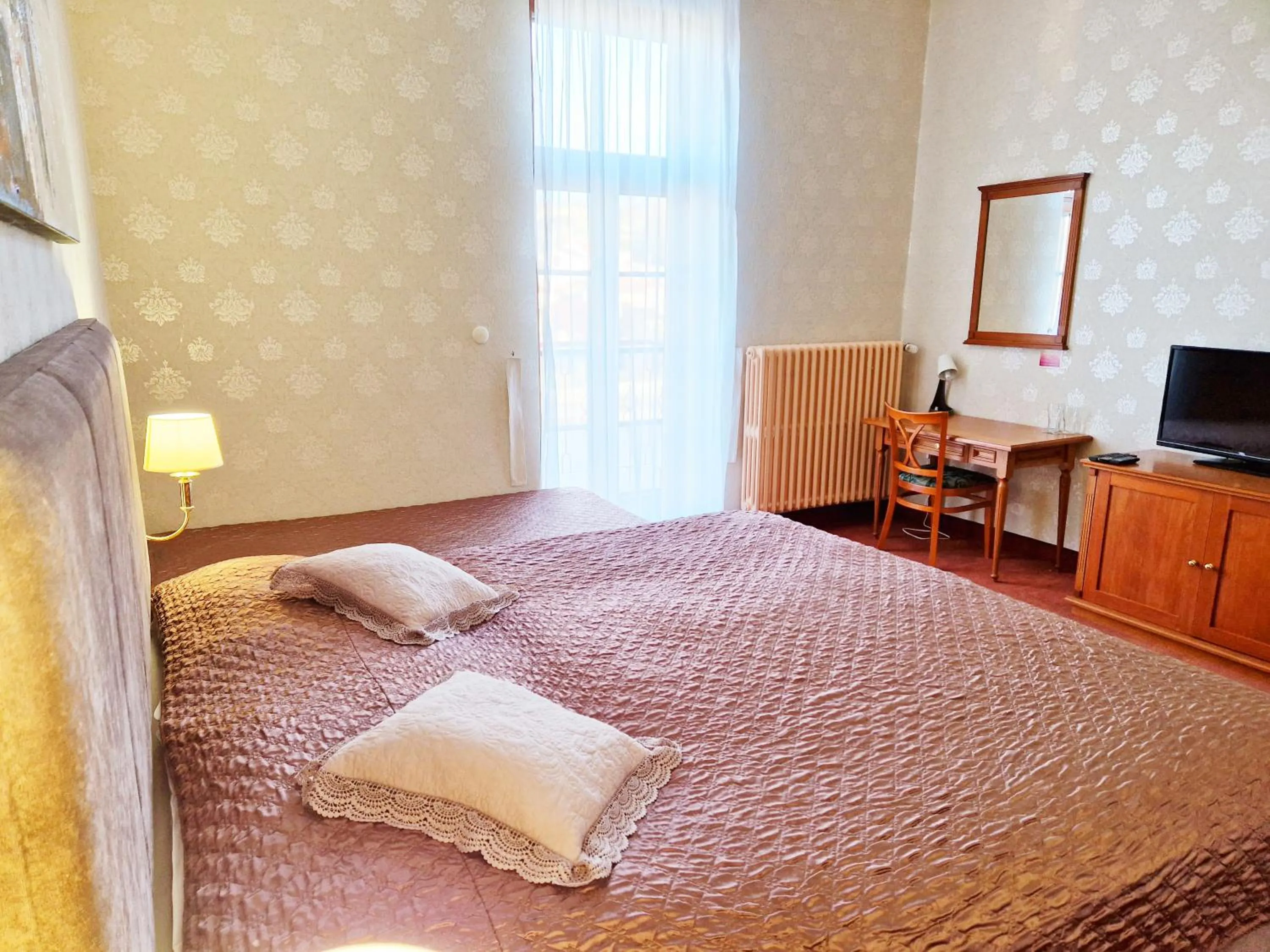 TV and multimedia, Bed in ROMANTIK HOTEL ELEONORA