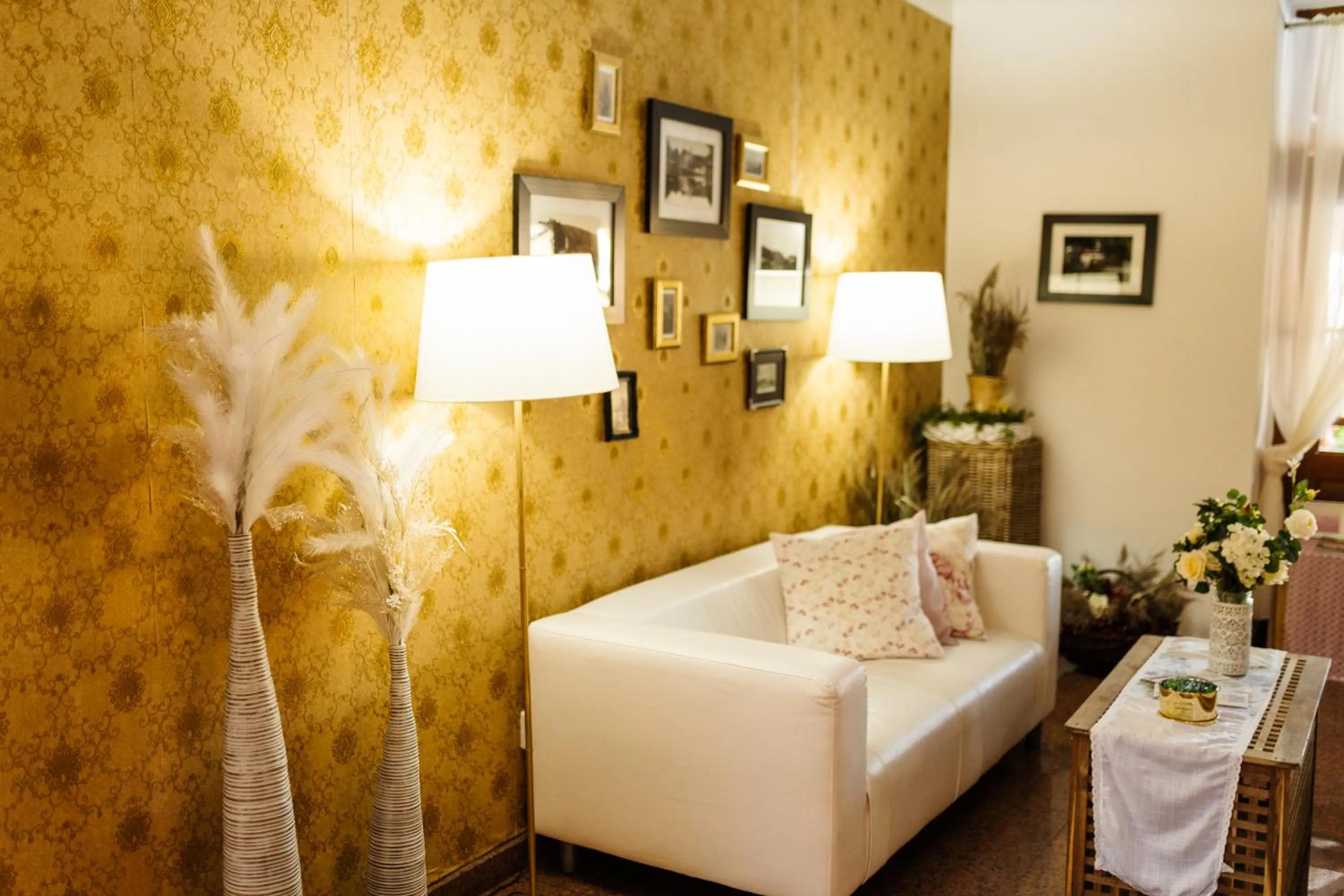 Lobby or reception, Bed in ROMANTIK HOTEL ELEONORA