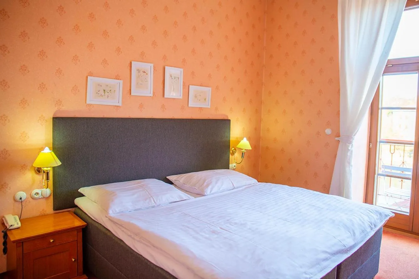 Bed in ROMANTIK HOTEL ELEONORA