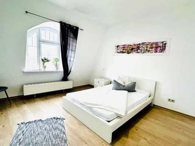 Bedroom, Bed in City Hotel