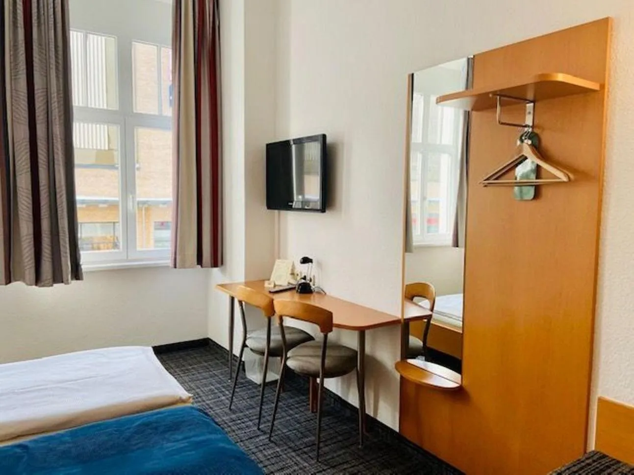 Photo of the whole room, Bed in City Hotel