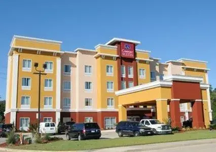 Property building in Comfort Suites near Tanger Outlet Mall Property building in Comfort Suites near Tanger Outlet Mall