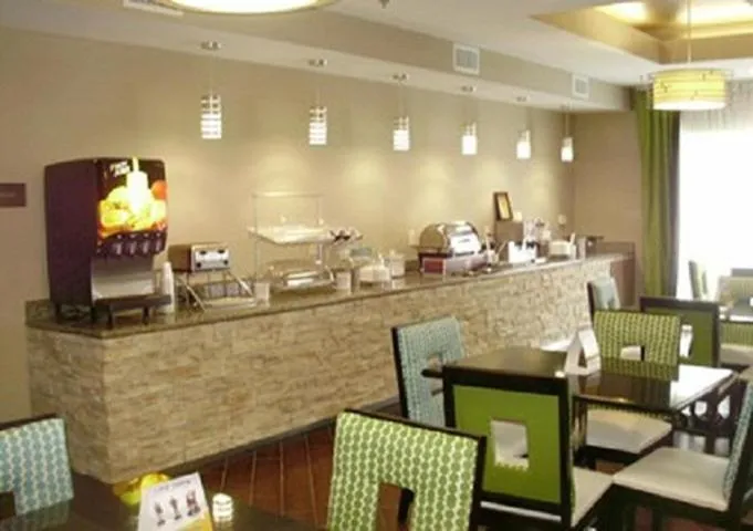 Restaurant/places to eat in Comfort Suites near Tanger Outlet Mall