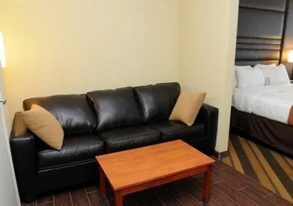 Seating area, Bed in Comfort Suites near Tanger Outlet Mall