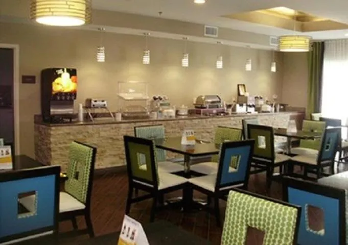 Restaurant/places to eat in Comfort Suites near Tanger Outlet Mall
