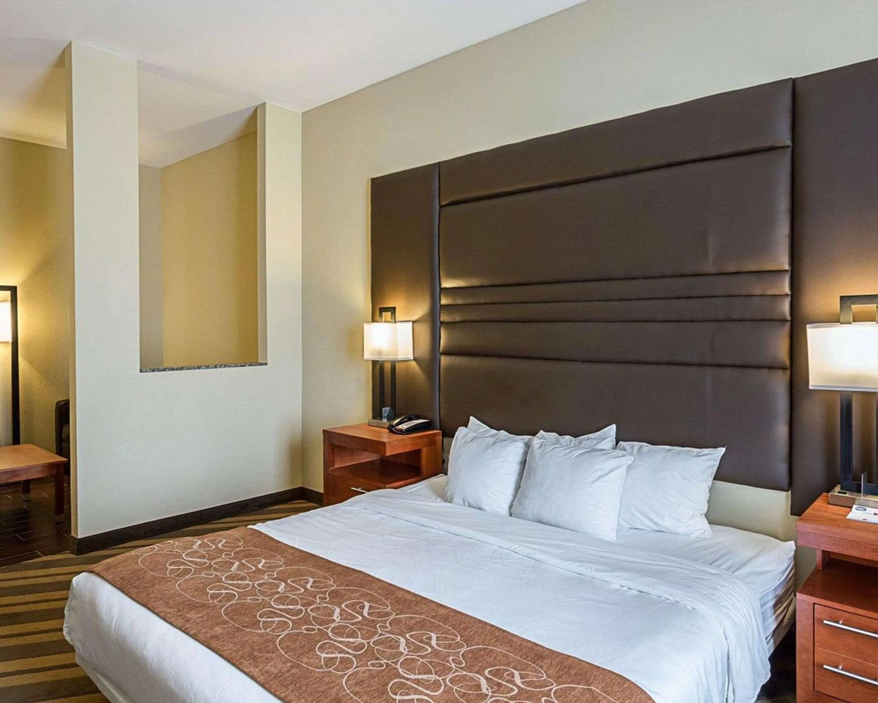 Bedroom, Bed in Comfort Suites near Tanger Outlet Mall