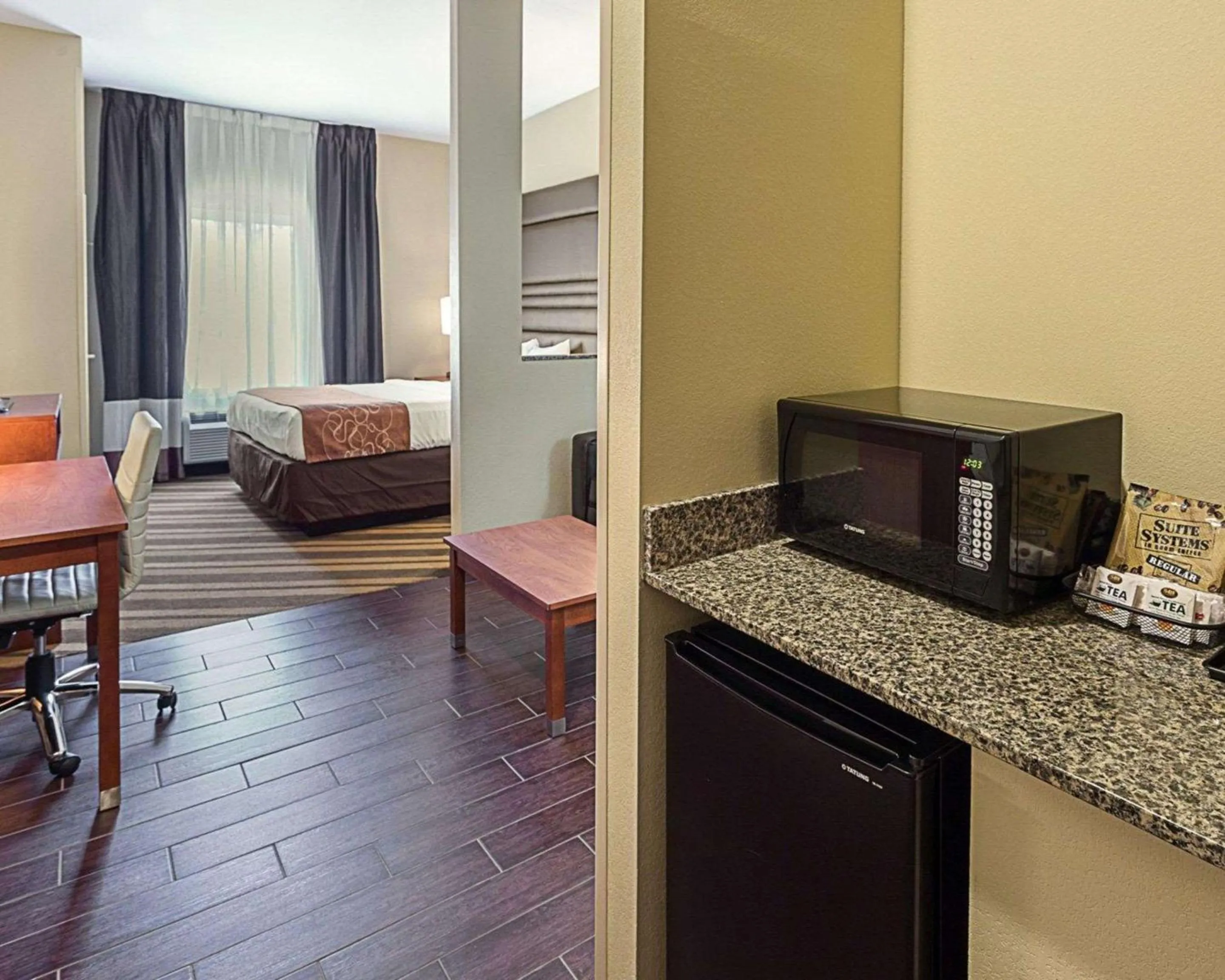 Bedroom, Bed in Comfort Suites near Tanger Outlet Mall