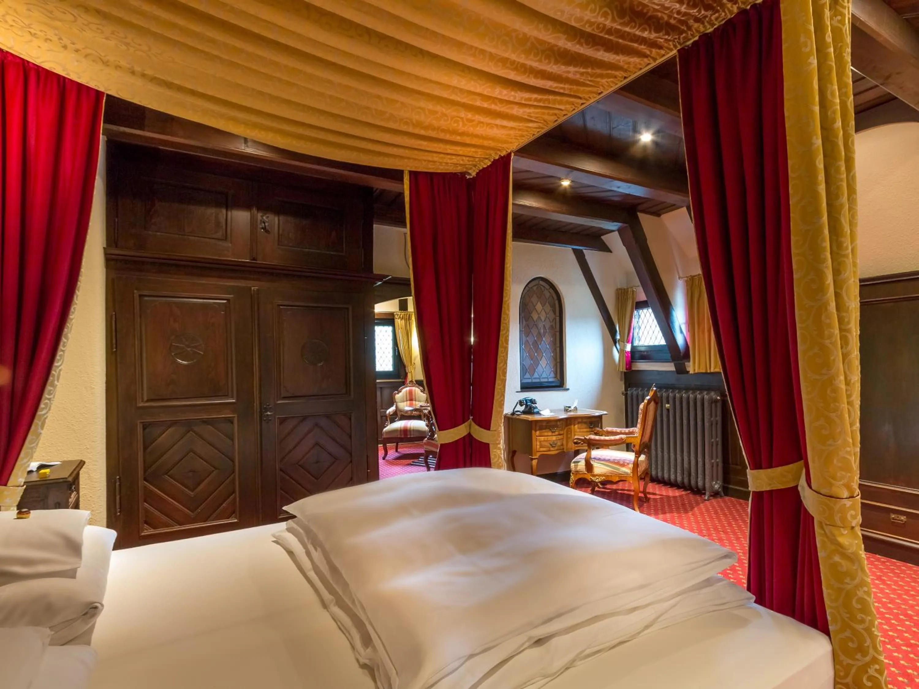 Photo of the whole room, Bed in Burghotel auf Schönburg