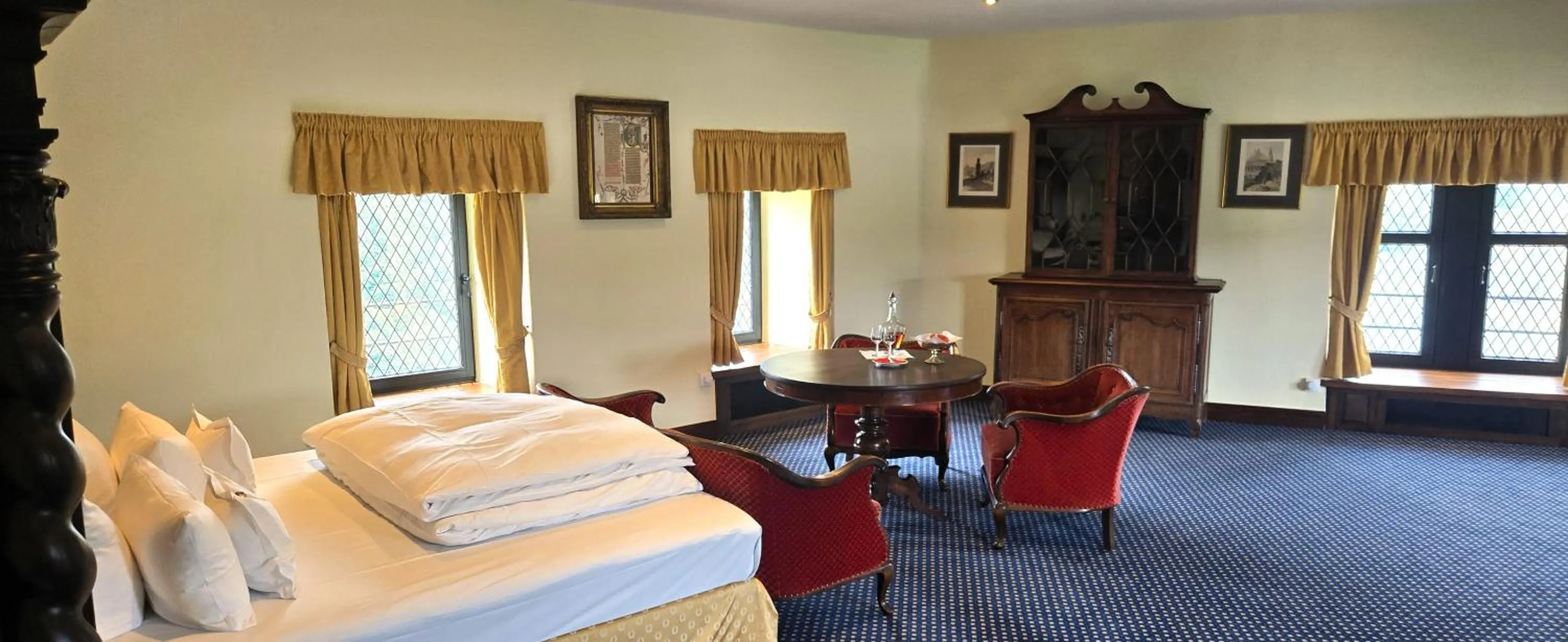 Seating area, Bed in Burghotel auf Schönburg