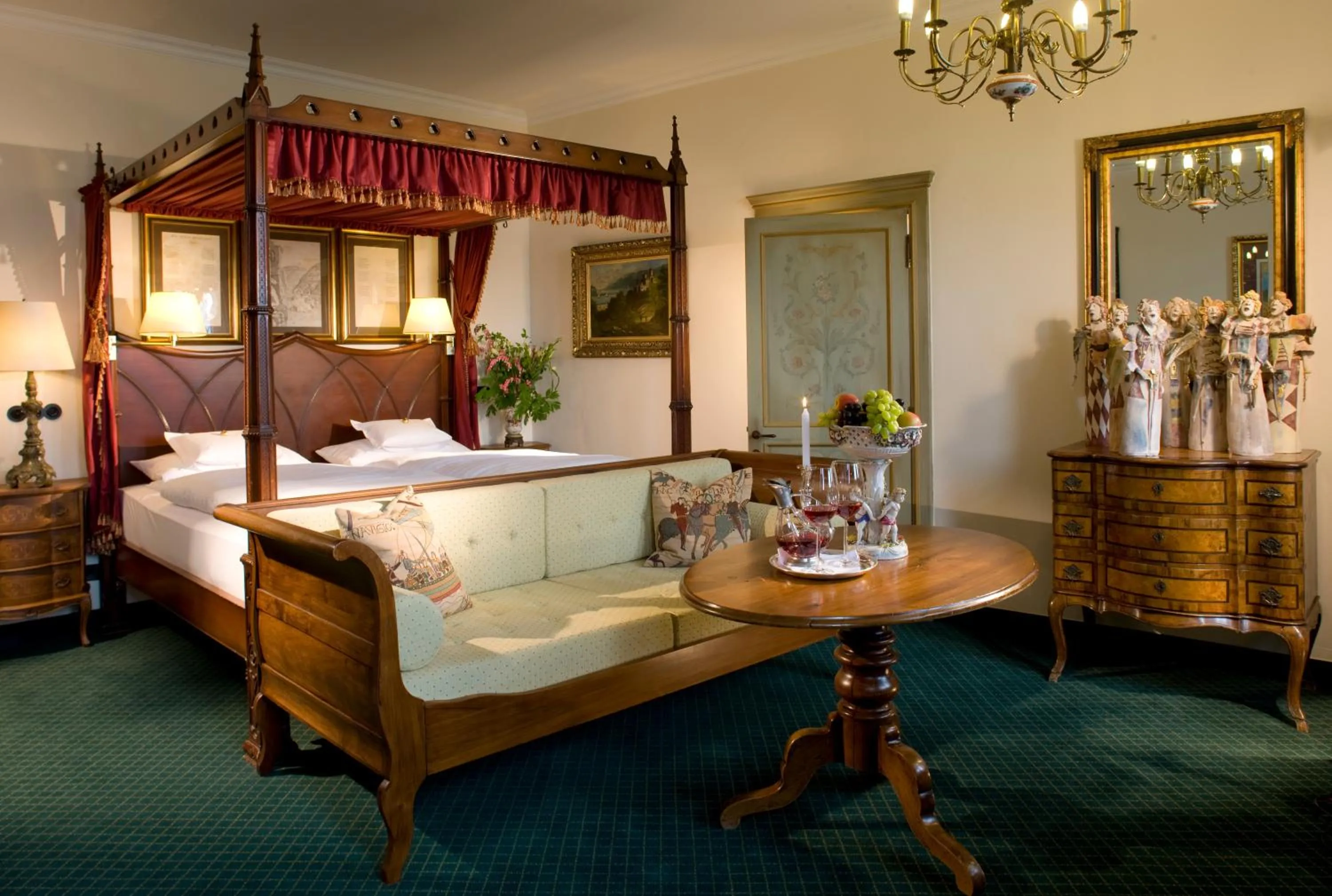 Photo of the whole room, Bed in Burghotel auf Schönburg