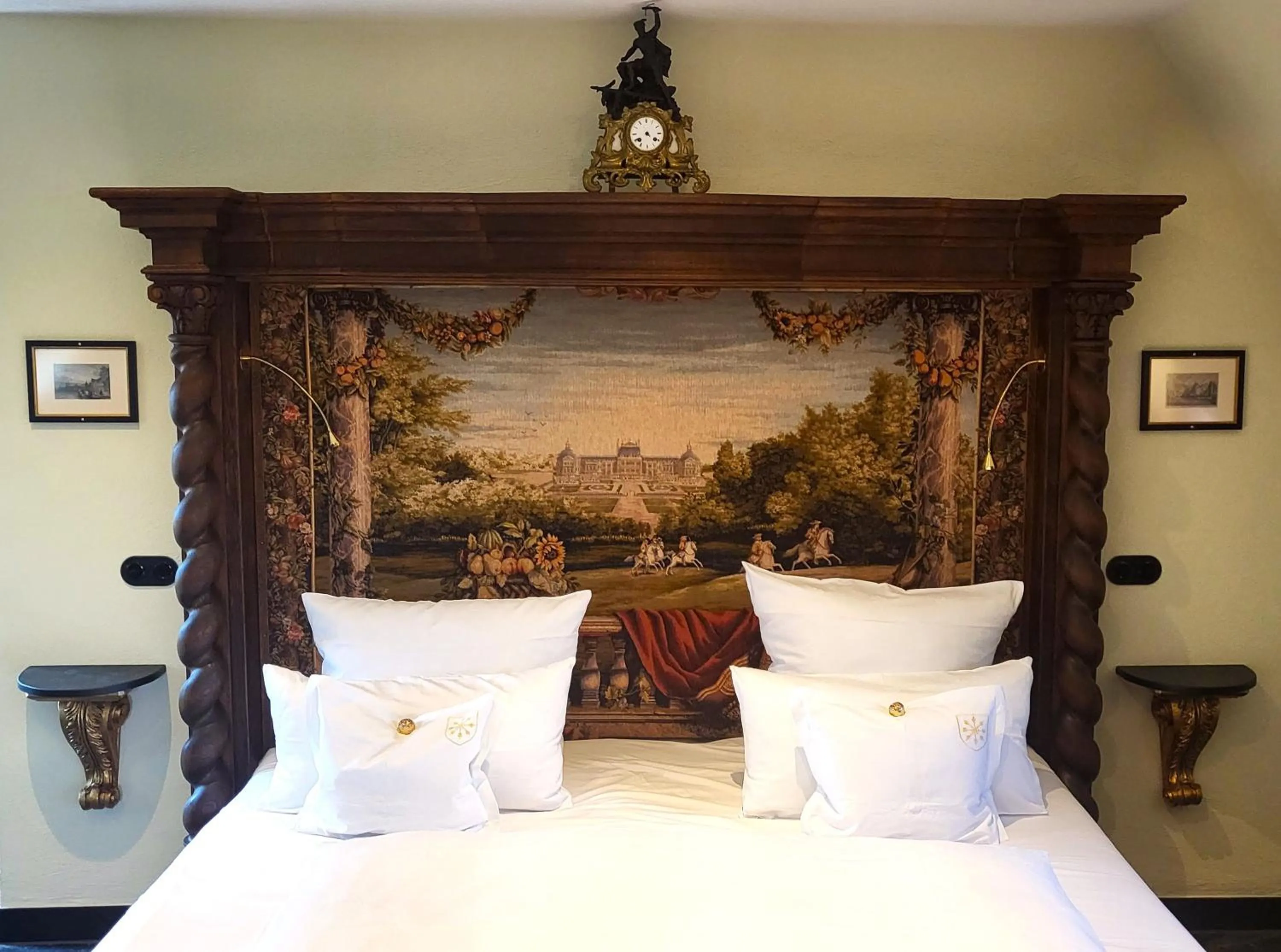 Bed in Burghotel auf Schönburg