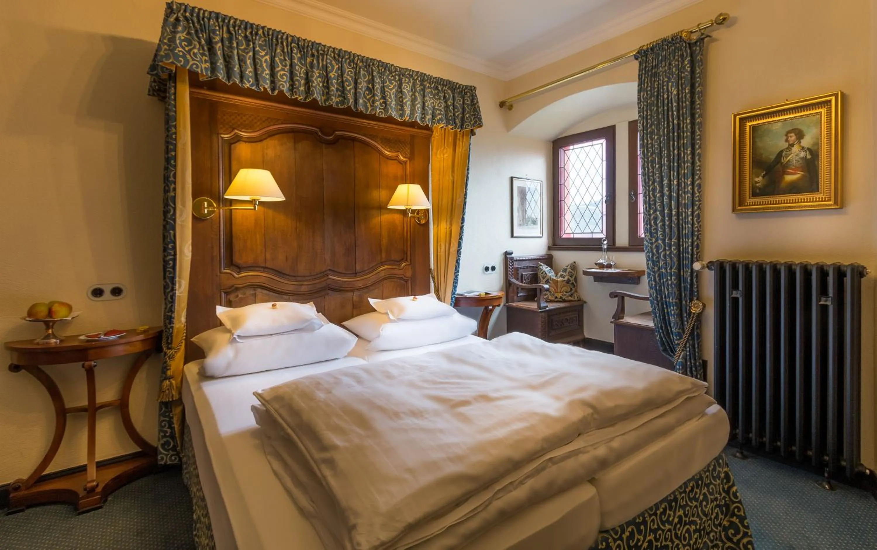 Bed in Burghotel auf Schönburg