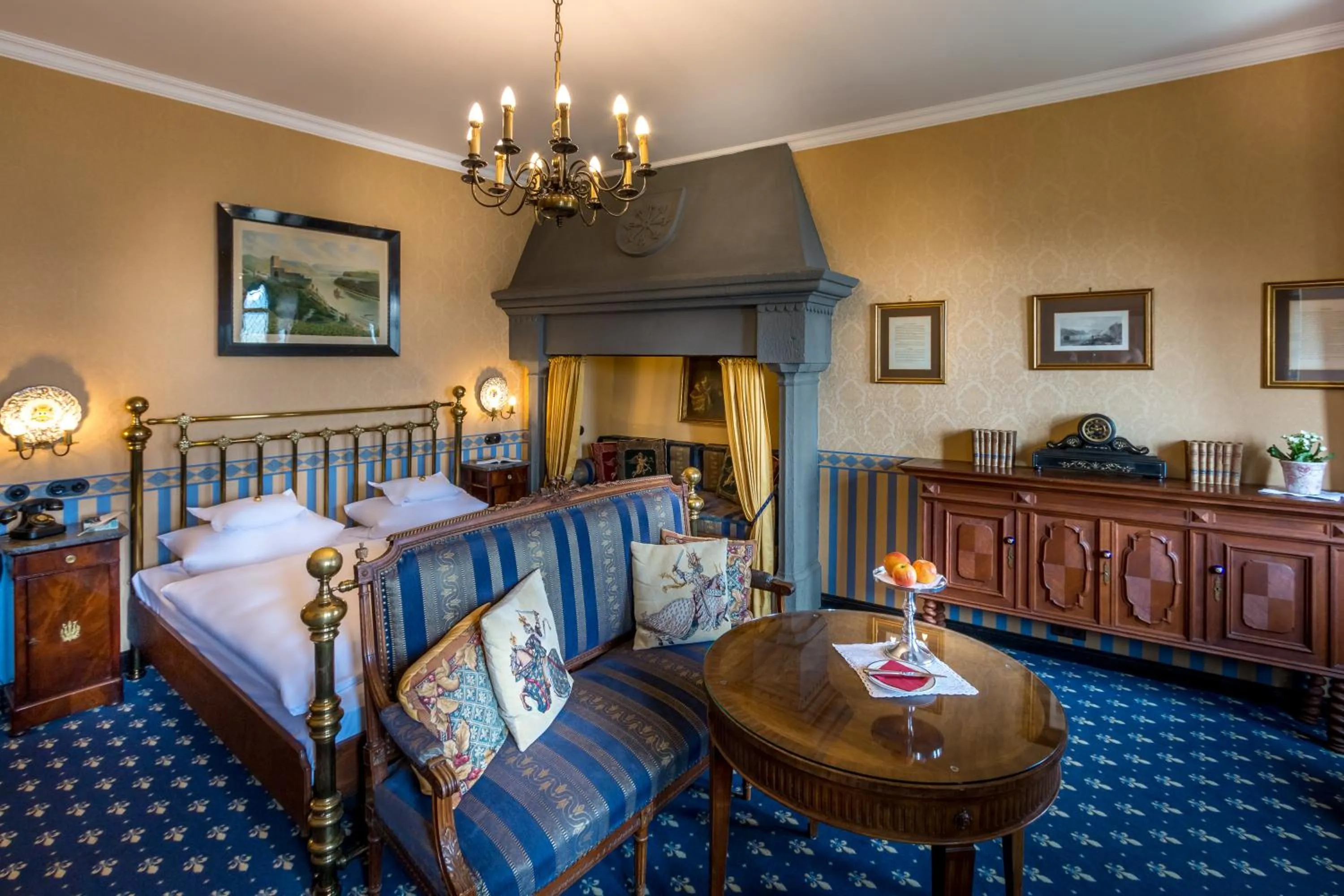 Seating area, Bed in Burghotel auf Schönburg