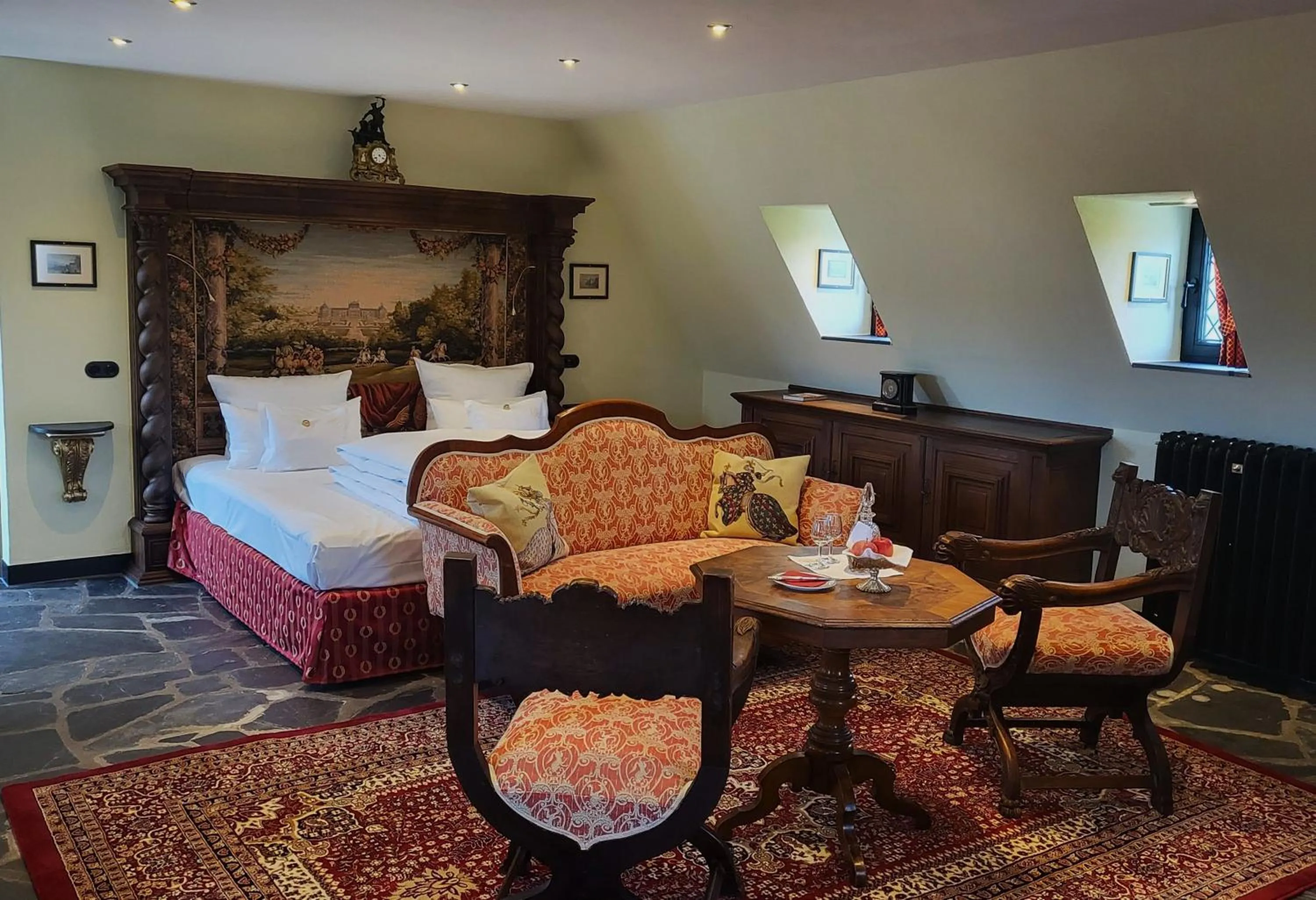 Seating area, Bed in Burghotel auf Schönburg