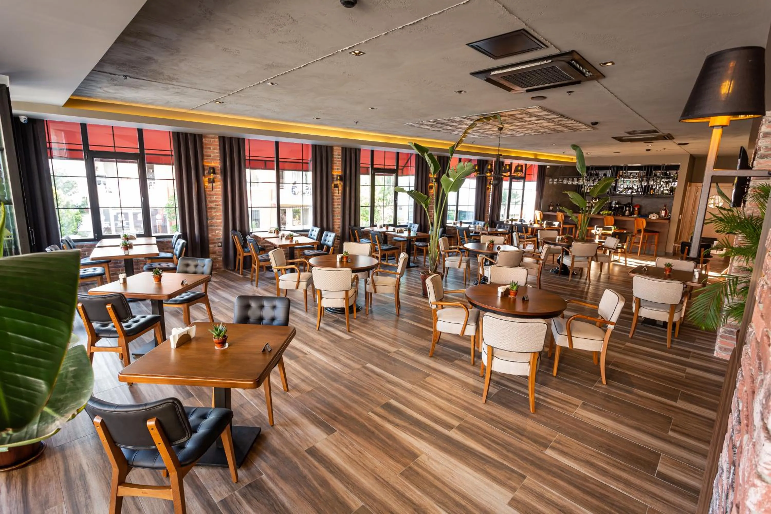 Restaurant/places to eat in Levor Hotel