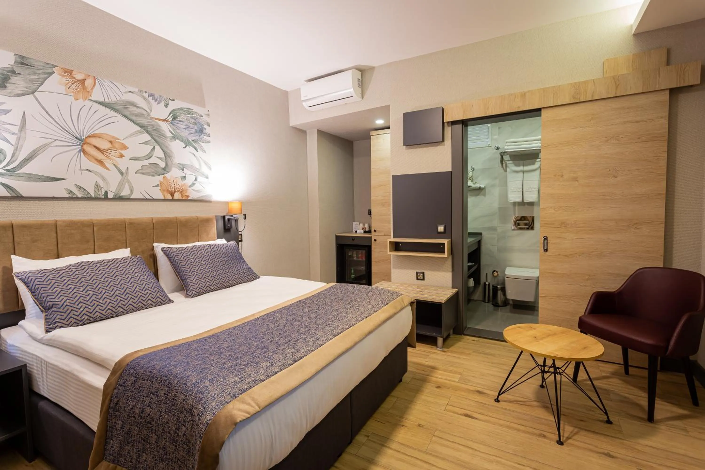 Photo of the whole room, Bed in Levor Hotel