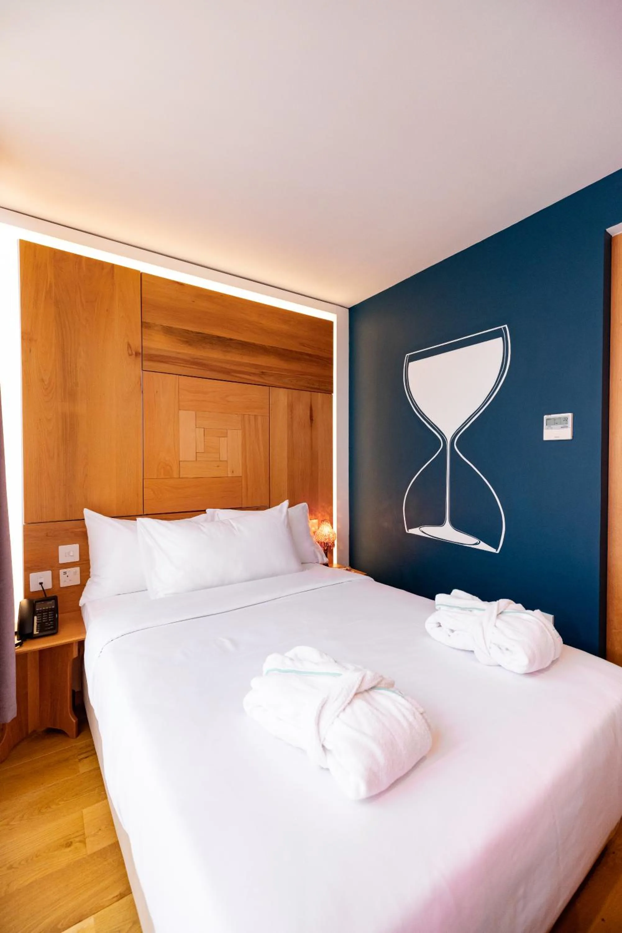 Bed in Limehouse Library Hotel