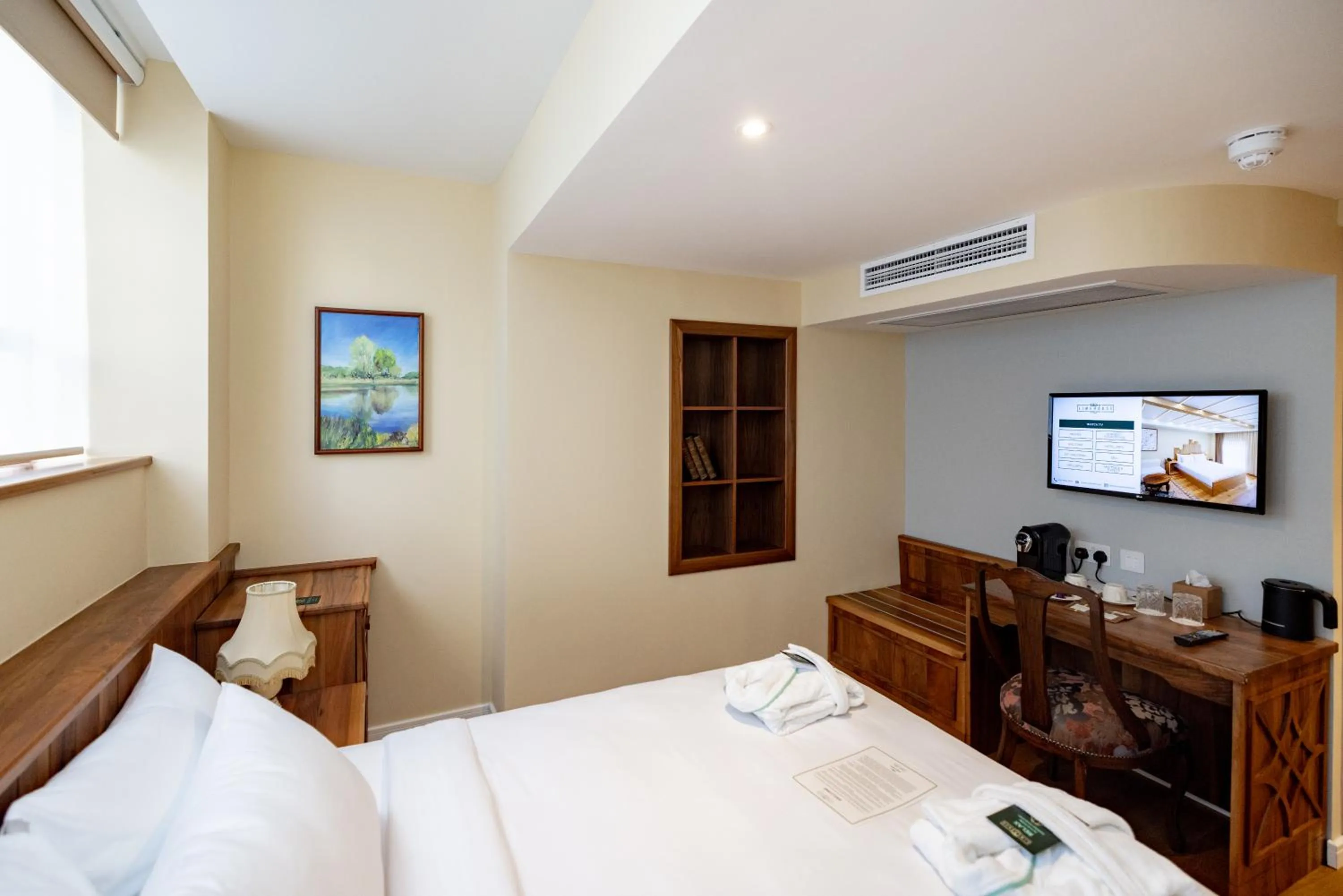 Bed in Limehouse Library Hotel