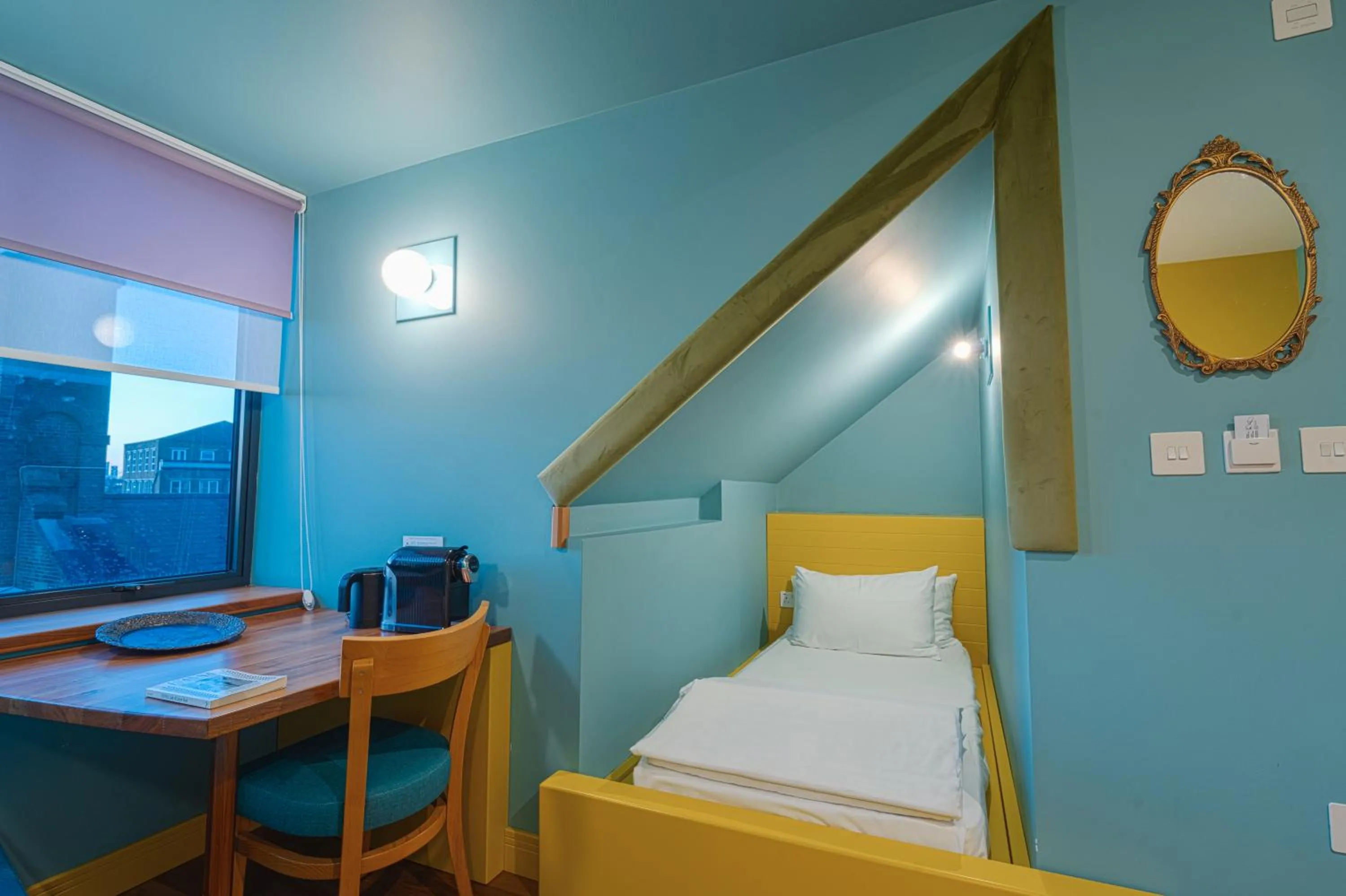 Bed in Limehouse Library Hotel