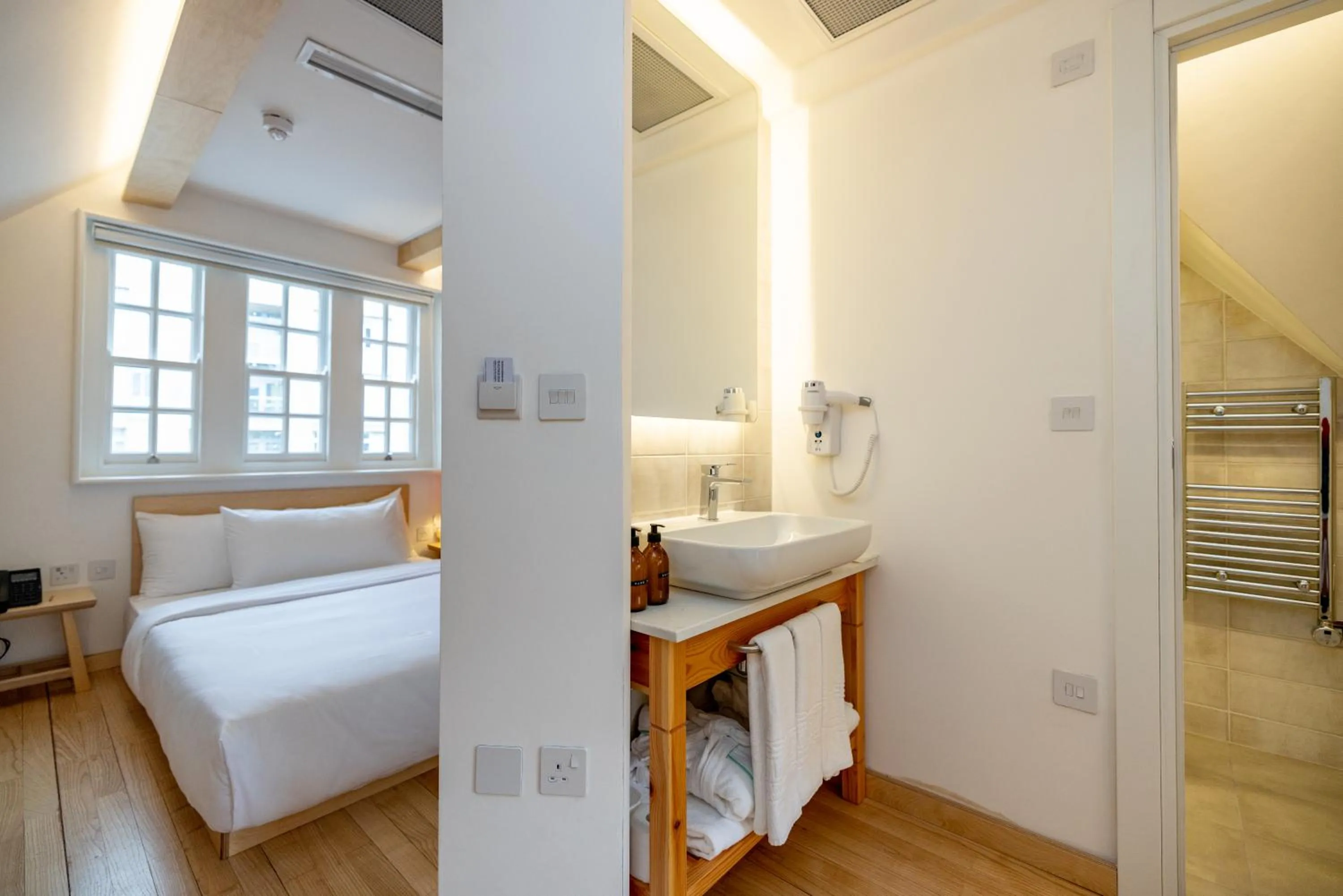 Bed in Limehouse Library Hotel