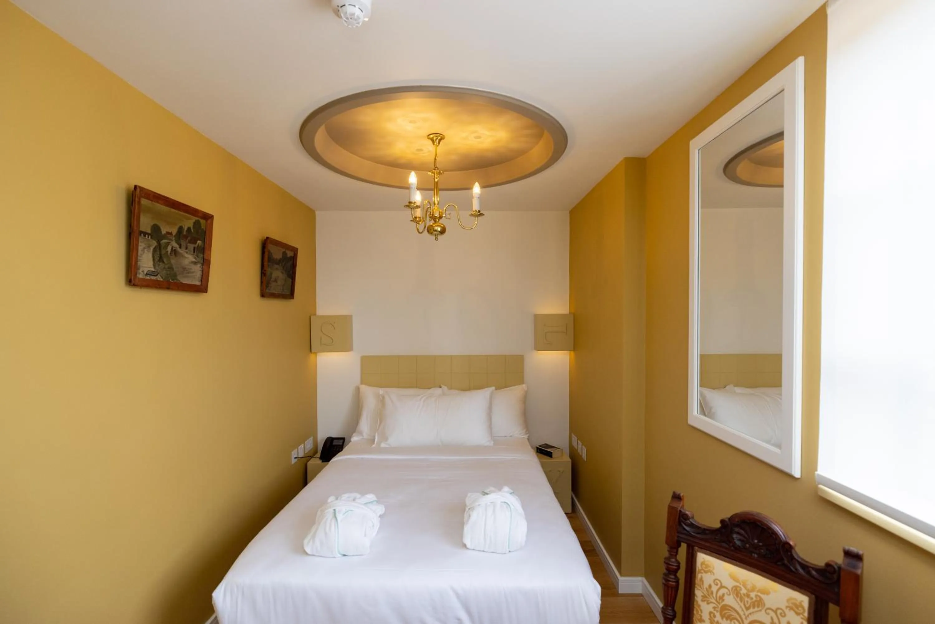 Bed in Limehouse Library Hotel