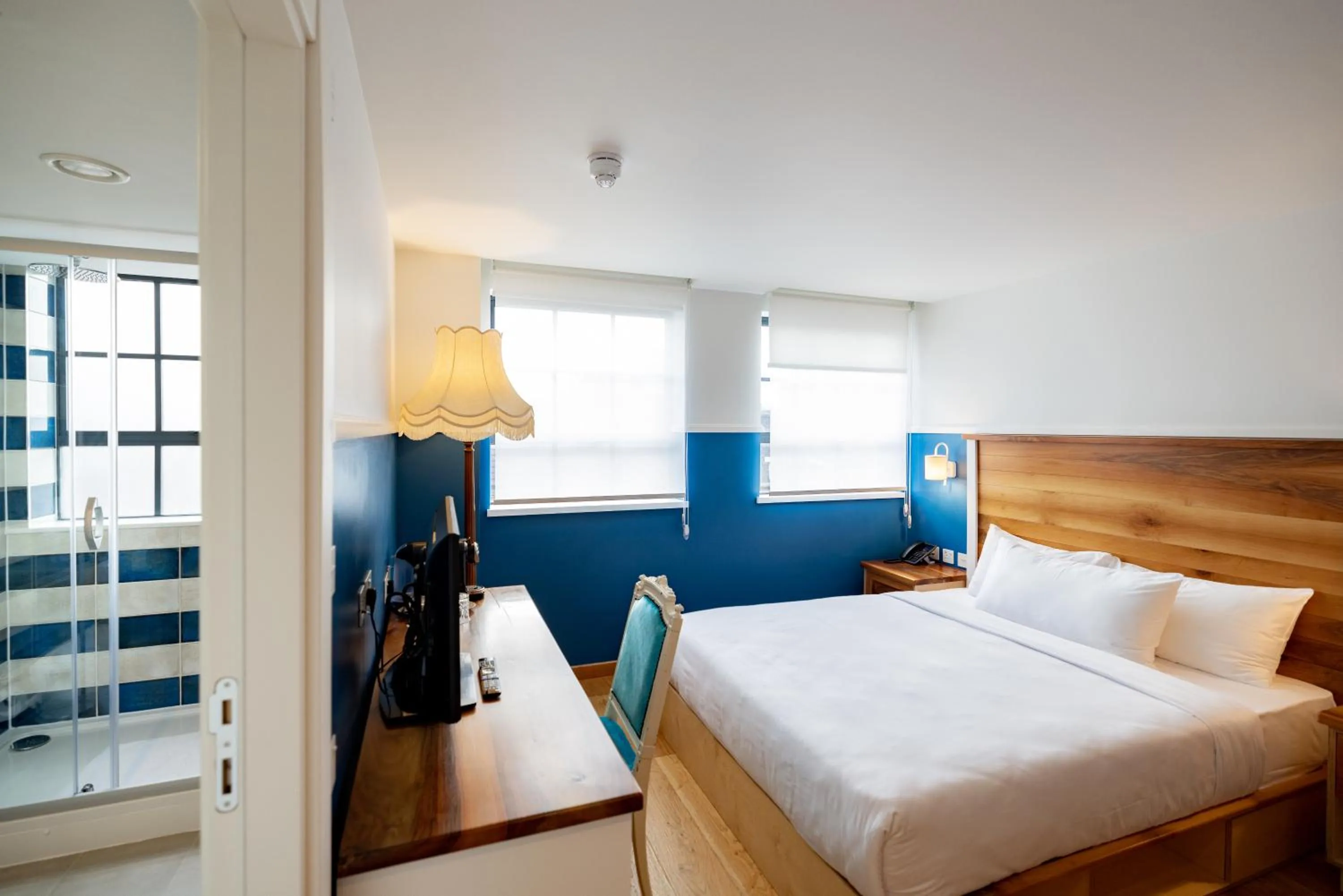 Bed in Limehouse Library Hotel