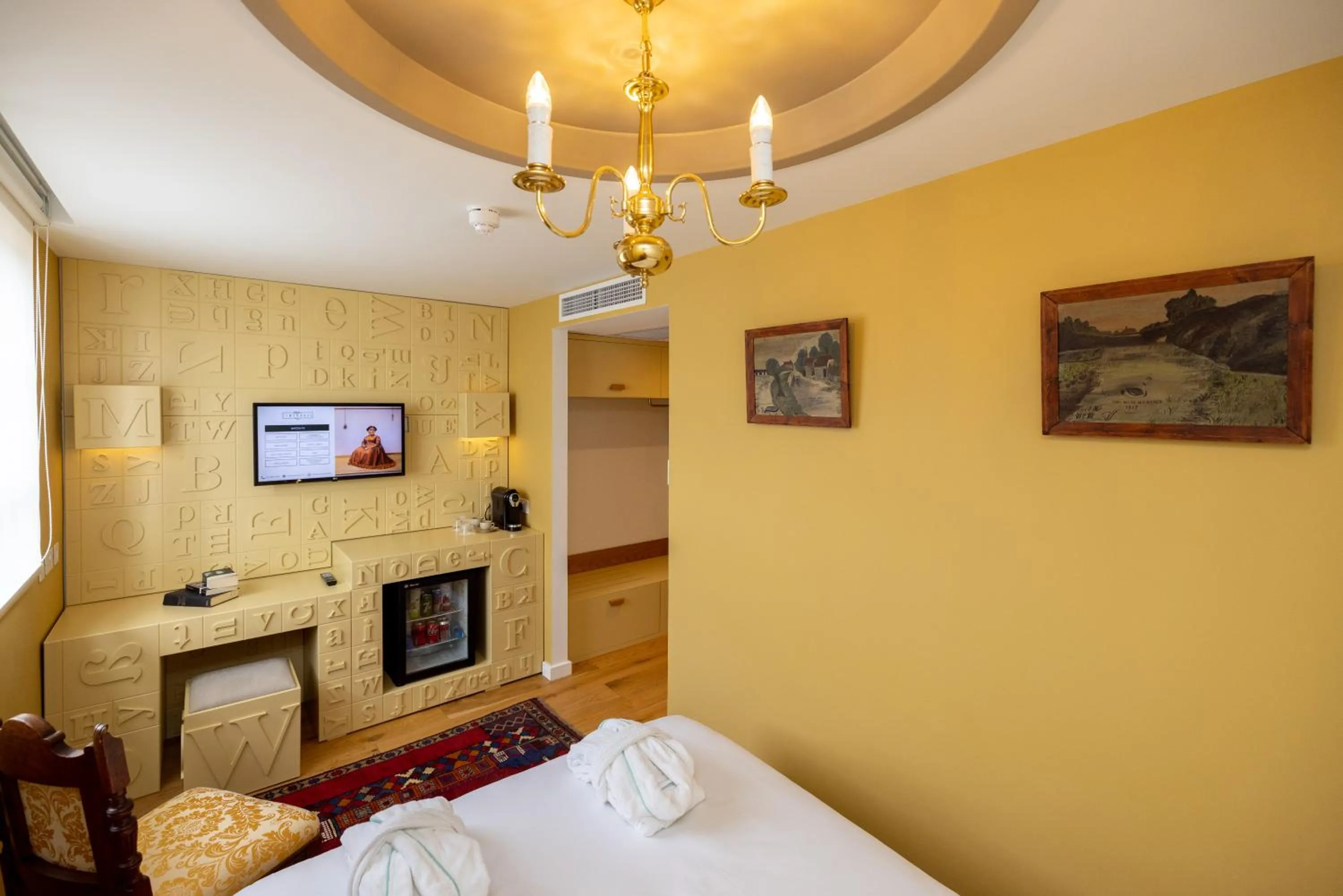 Bed in Limehouse Library Hotel