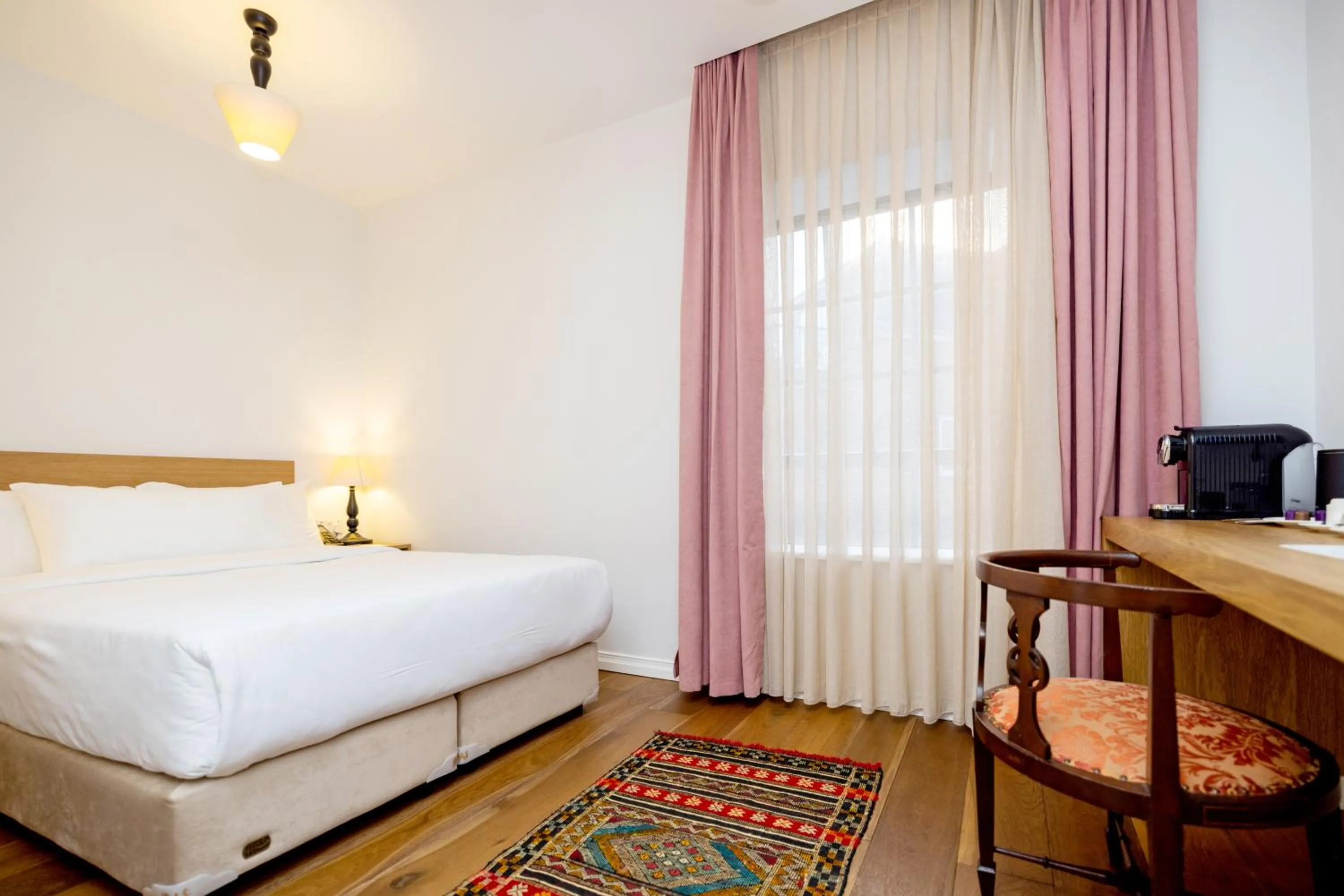 Bed in Limehouse Library Hotel