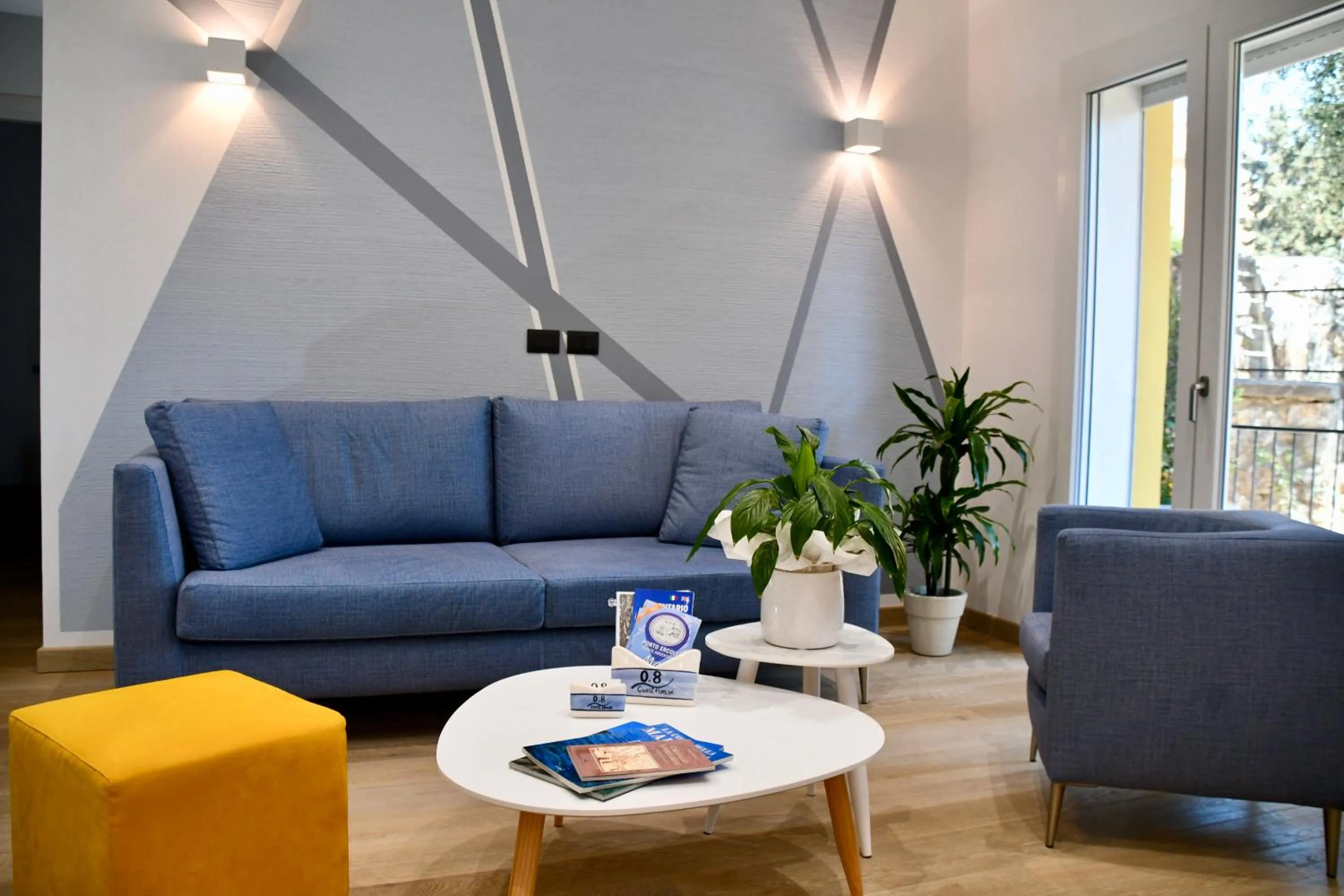 Communal lounge/ TV room in 0.8 Guest House