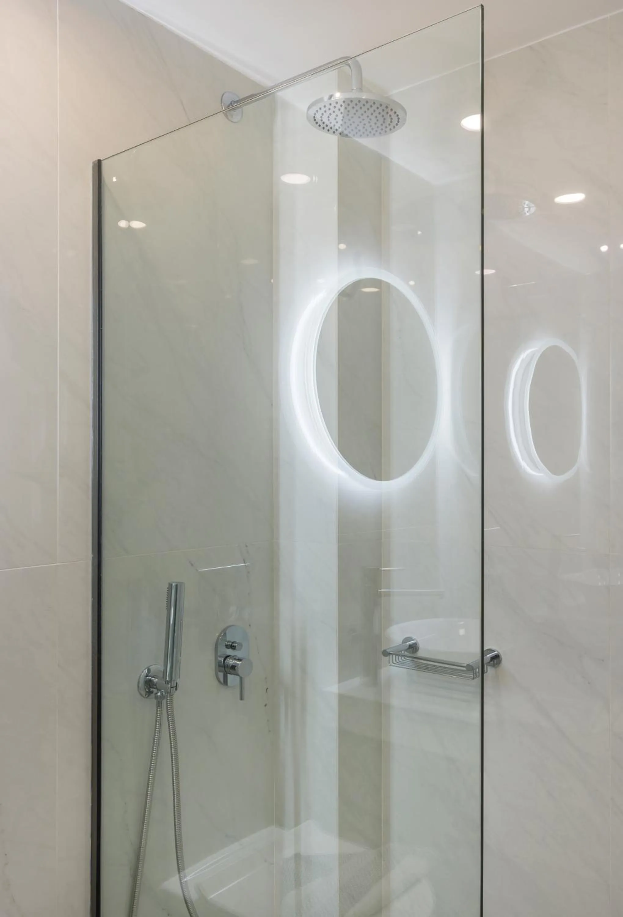 Shower in Kristall Suites