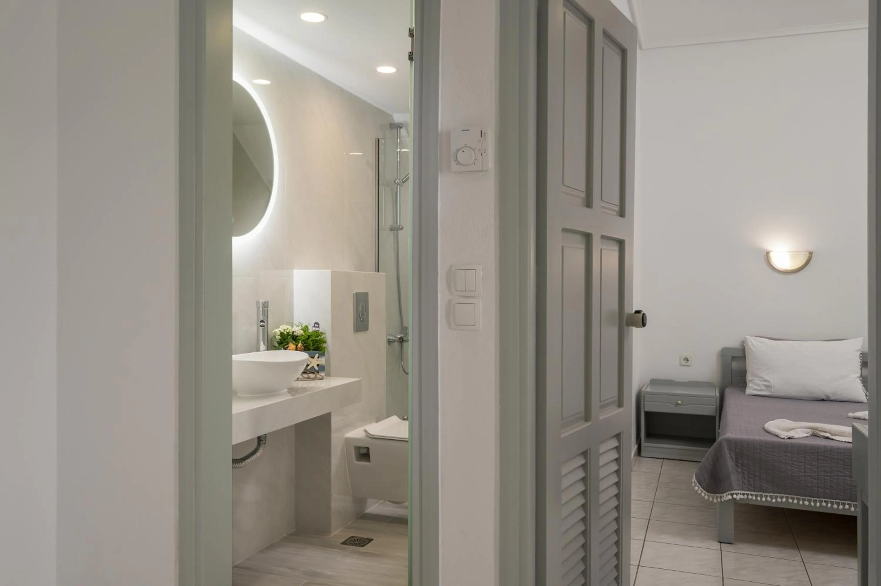 Bathroom, Bed in Kristall Suites