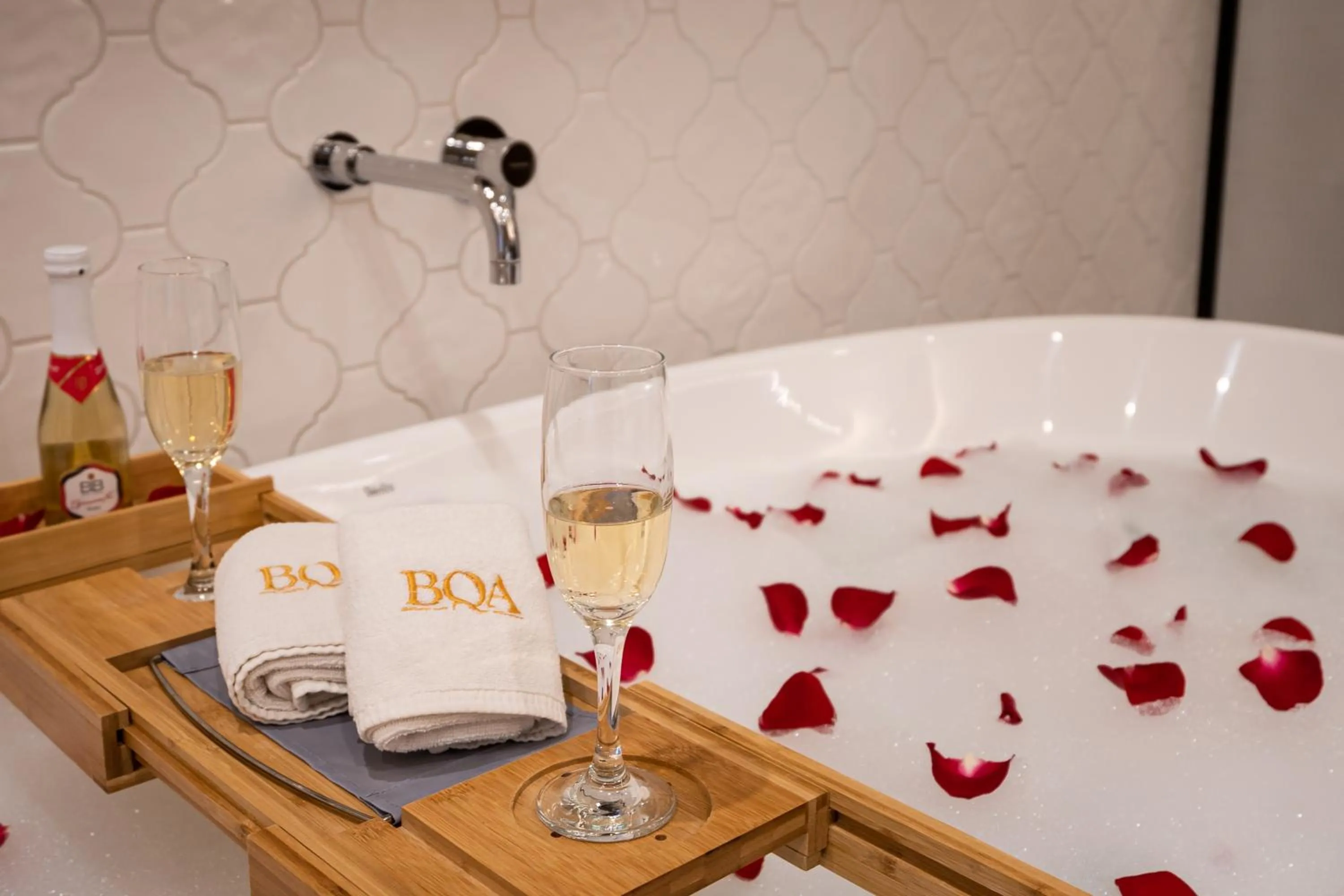 Hot Tub in Budapest Eye- Boutique Suites, by BQA