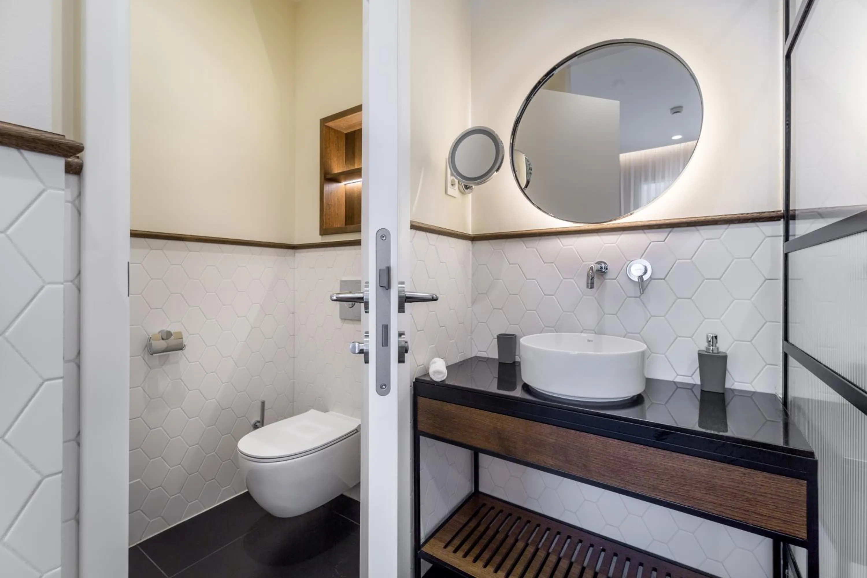 Toilet in Budapest Eye- Boutique Suites, by BQA