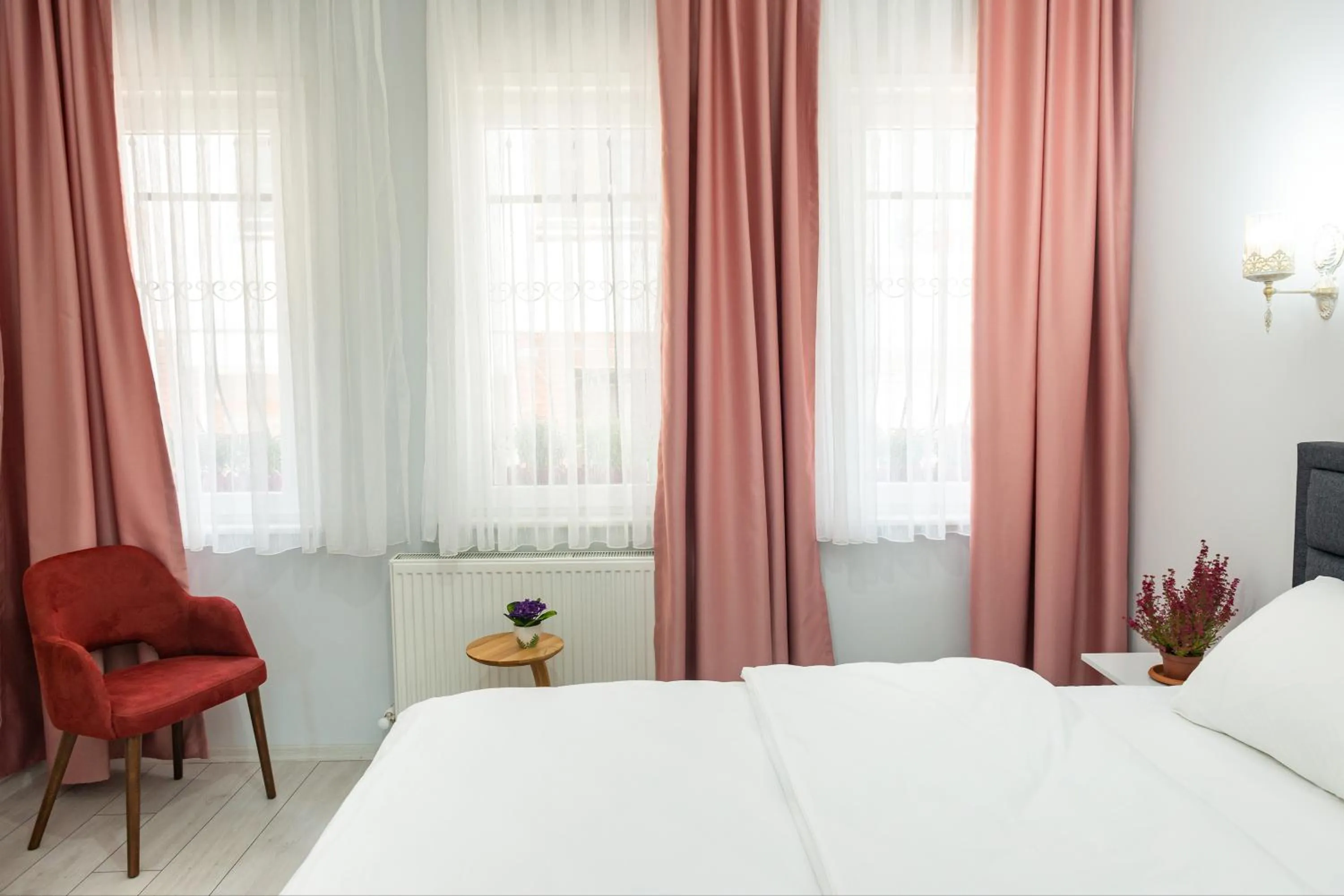 Photo of the whole room, Bed in Dualis Hotel