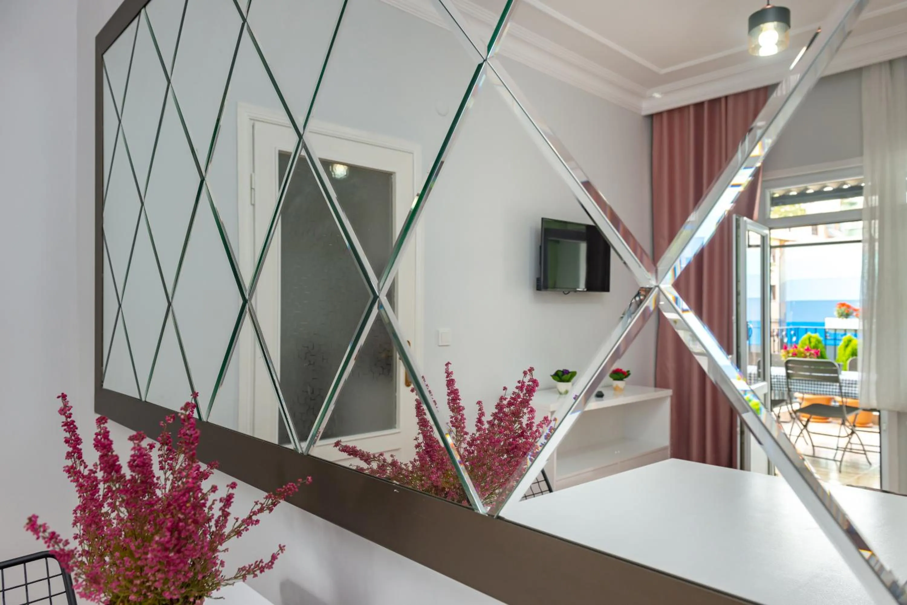 Balcony/Terrace, Bed in Dualis Hotel