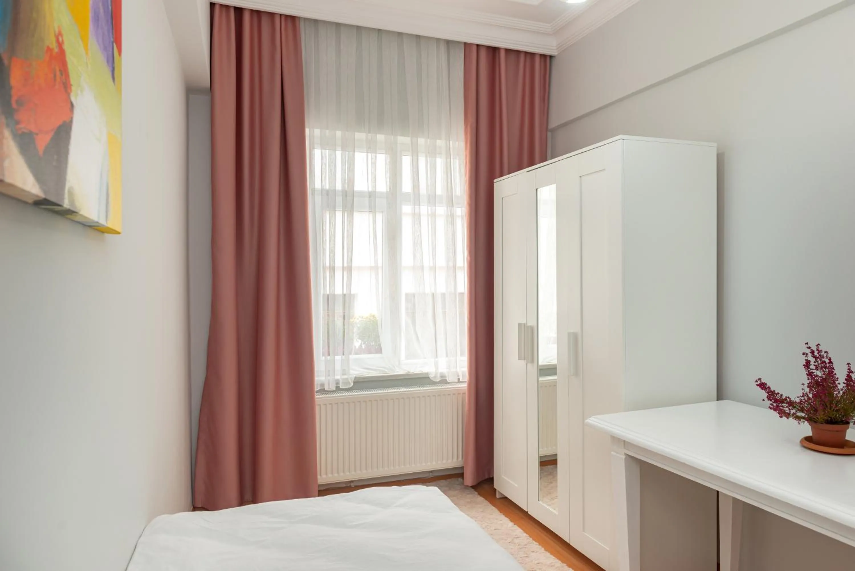 Communal lounge/ TV room, Bed in Dualis Hotel