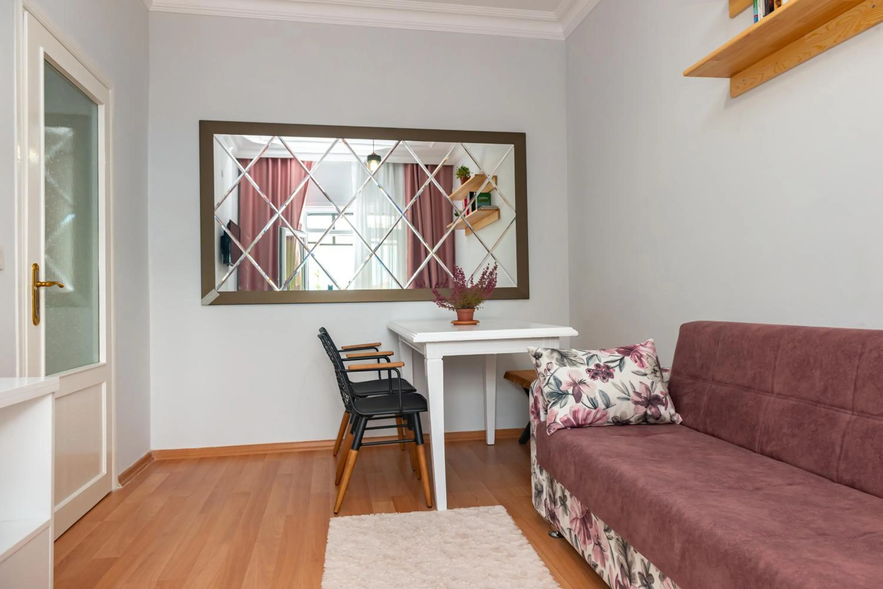 Communal lounge/ TV room in Dualis Hotel