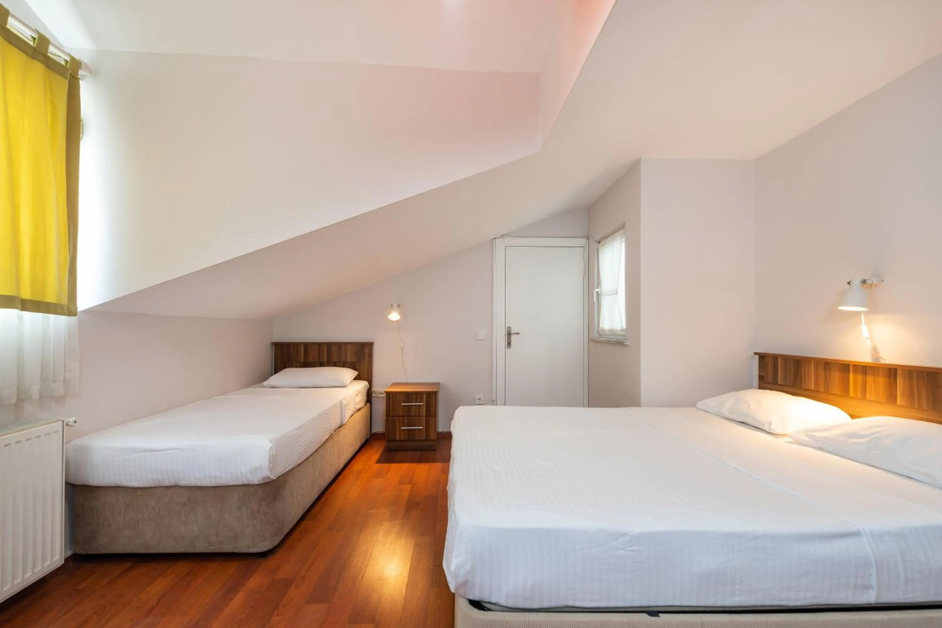 Photo of the whole room, Bed in Dualis Hotel